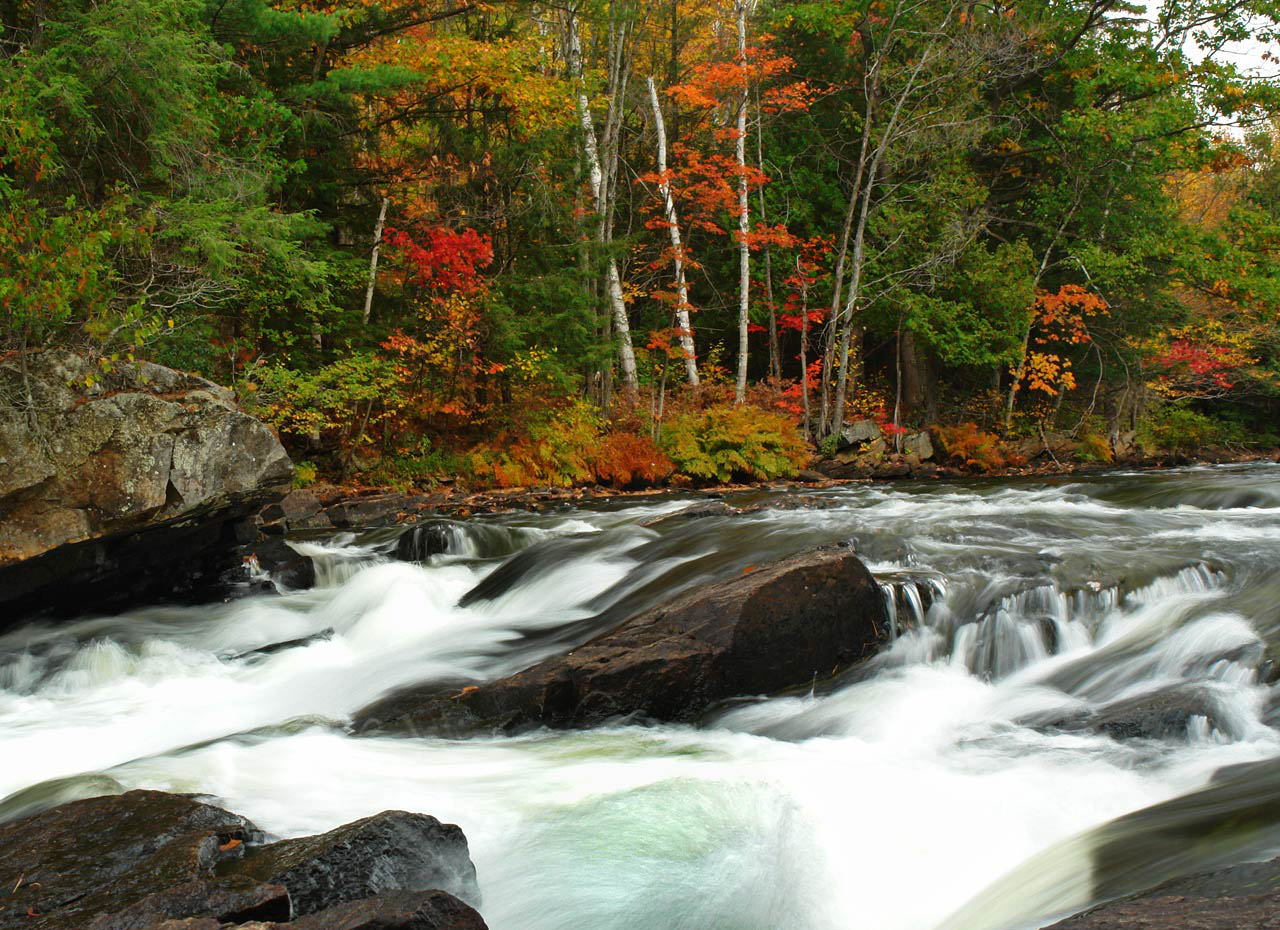 A River Flow Wallpapers