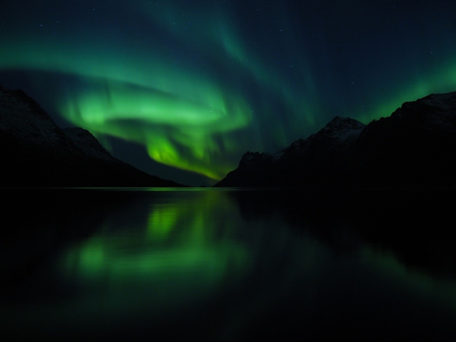 Aurora Borealis Northern Lights Over Mountain Lake Wallpapers