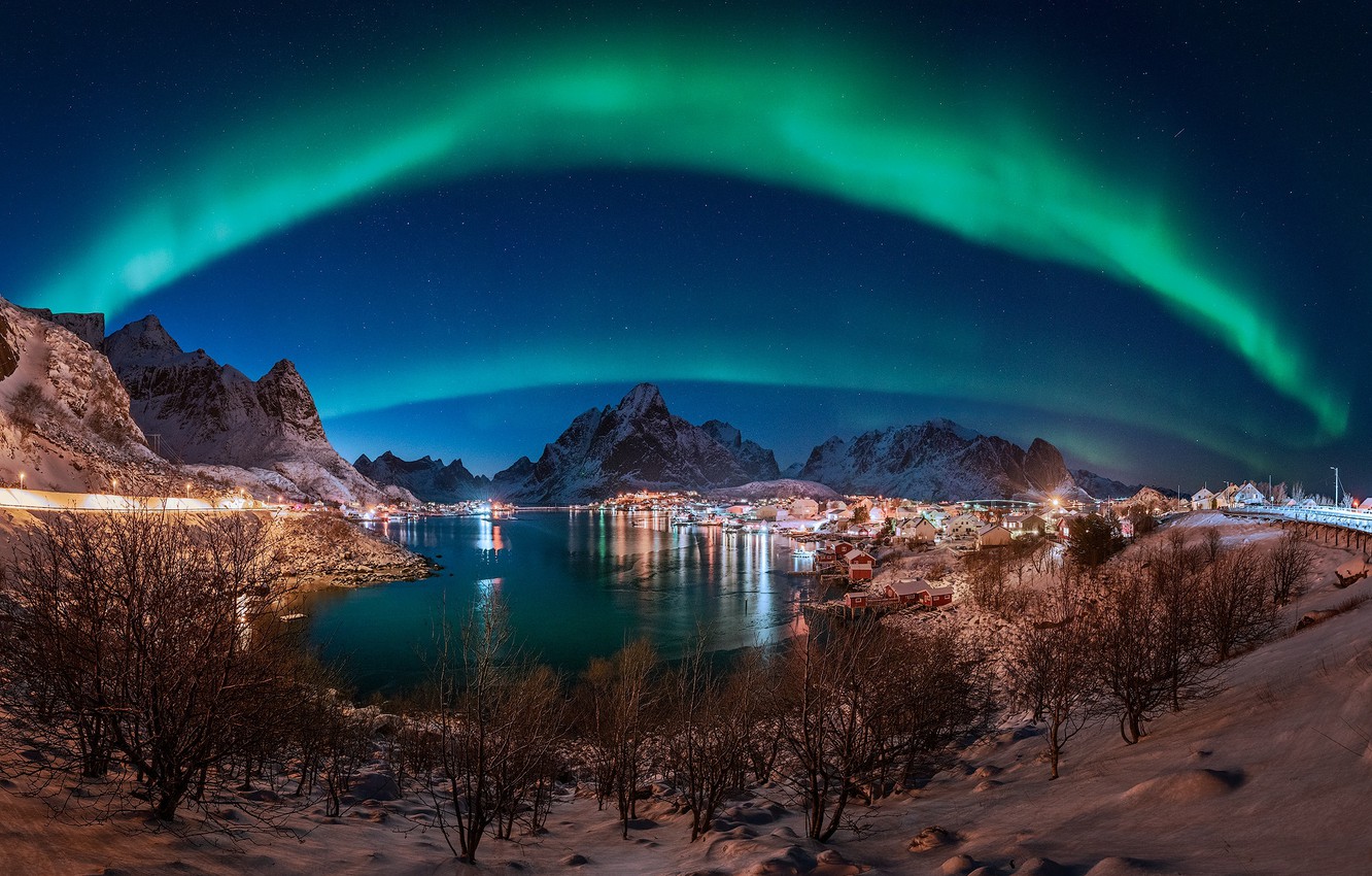 Aurora Borealis Over Winter Lake Wallpapers