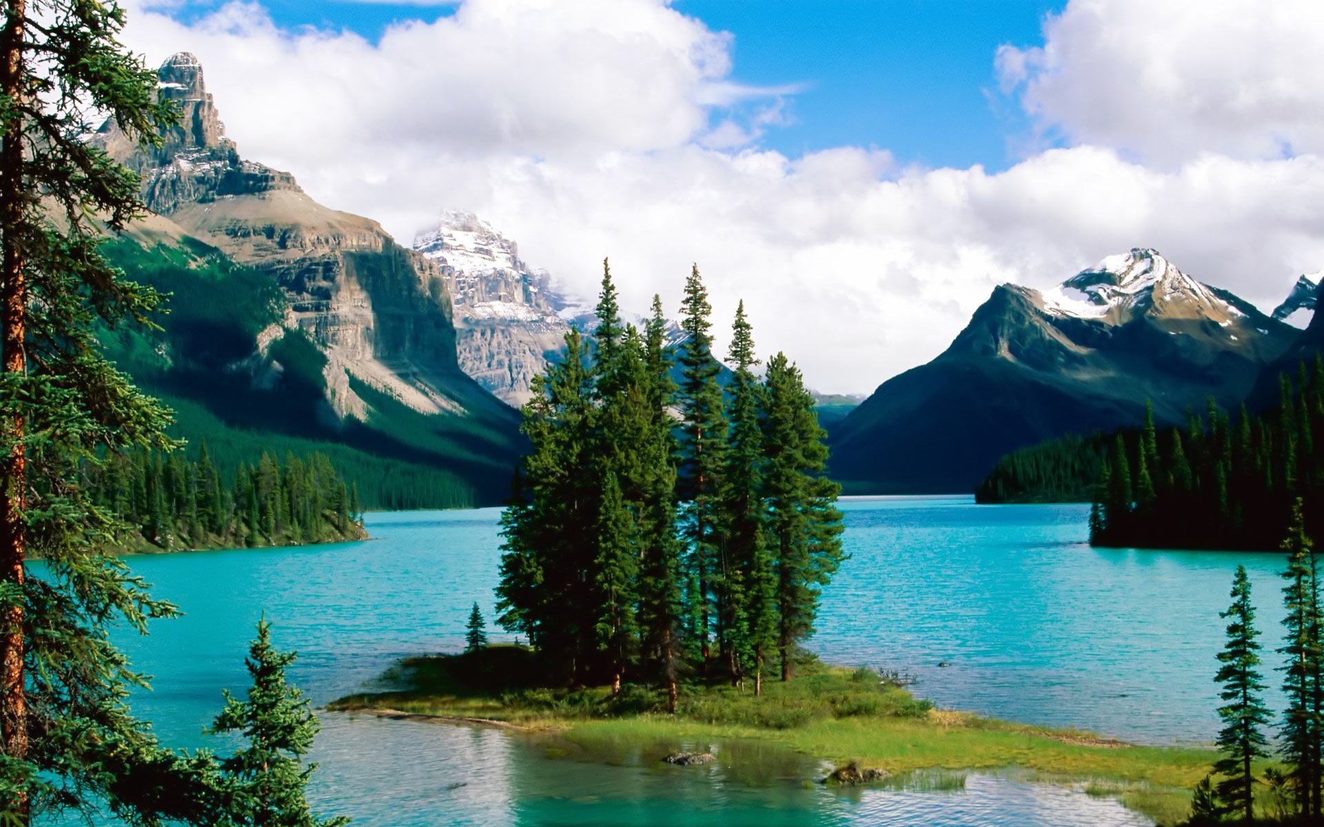 Beautiful Lakeside Mountains Wallpapers