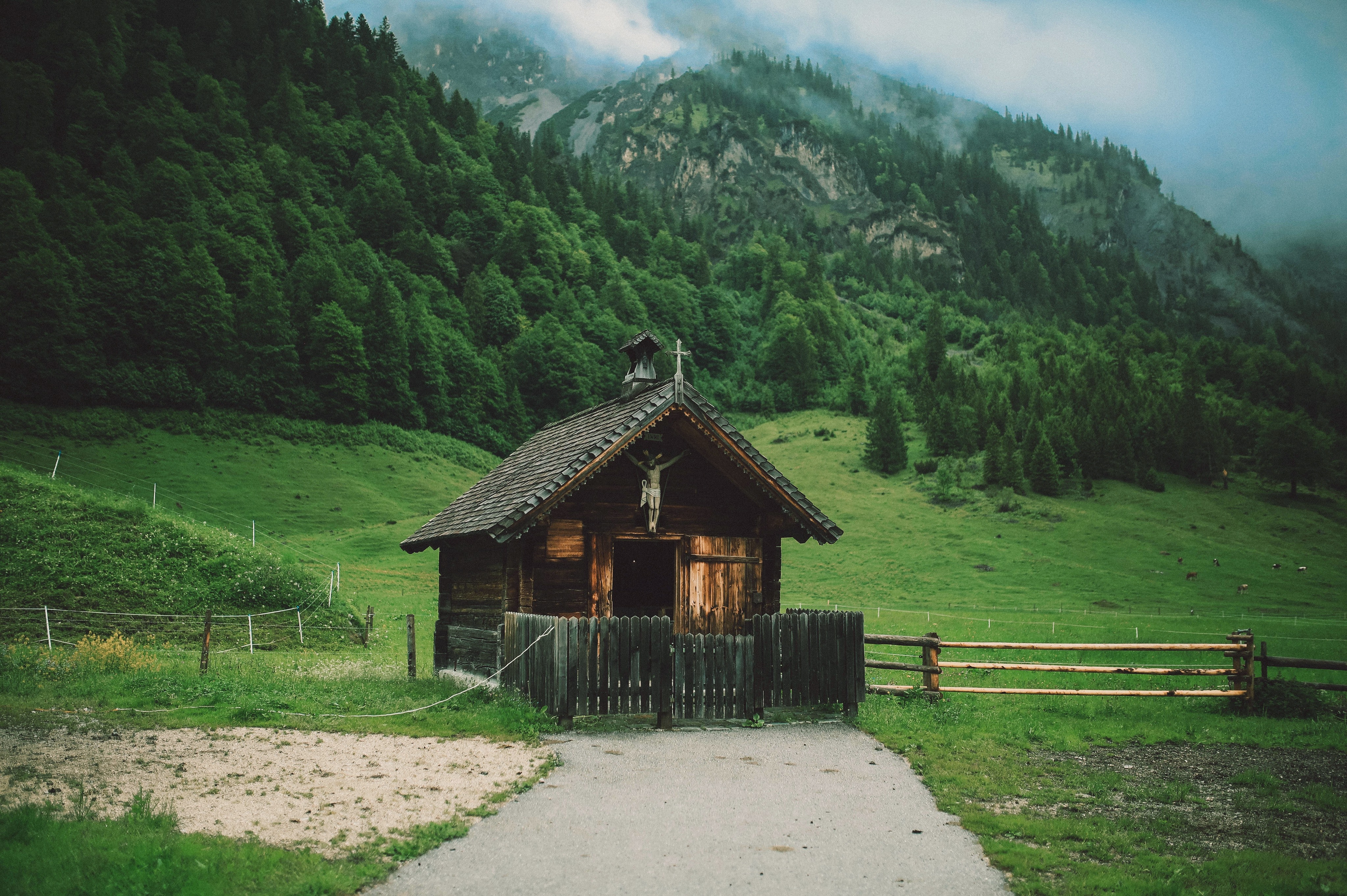 Cabin House In Mountains Wallpapers