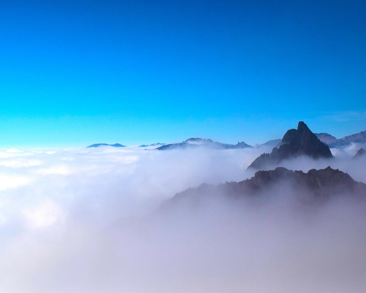 Fogy 4K Mountain Peak Wallpapers