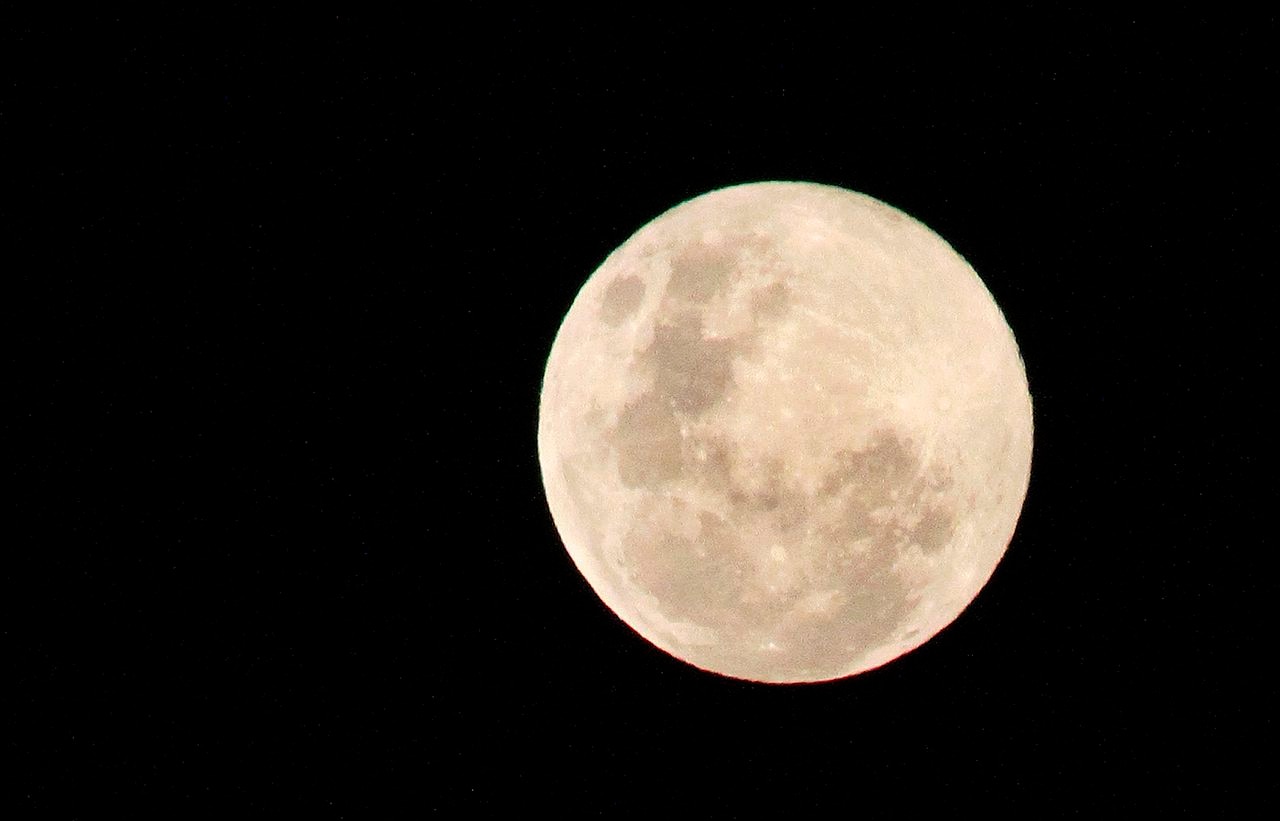 Behind moon. Луна заходит за Горизонт. Невероятная Луна. Заходящая Луна. Луна 30 мая 2021.