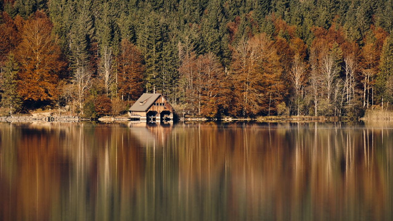 House Reflected In The Lake Wallpapers