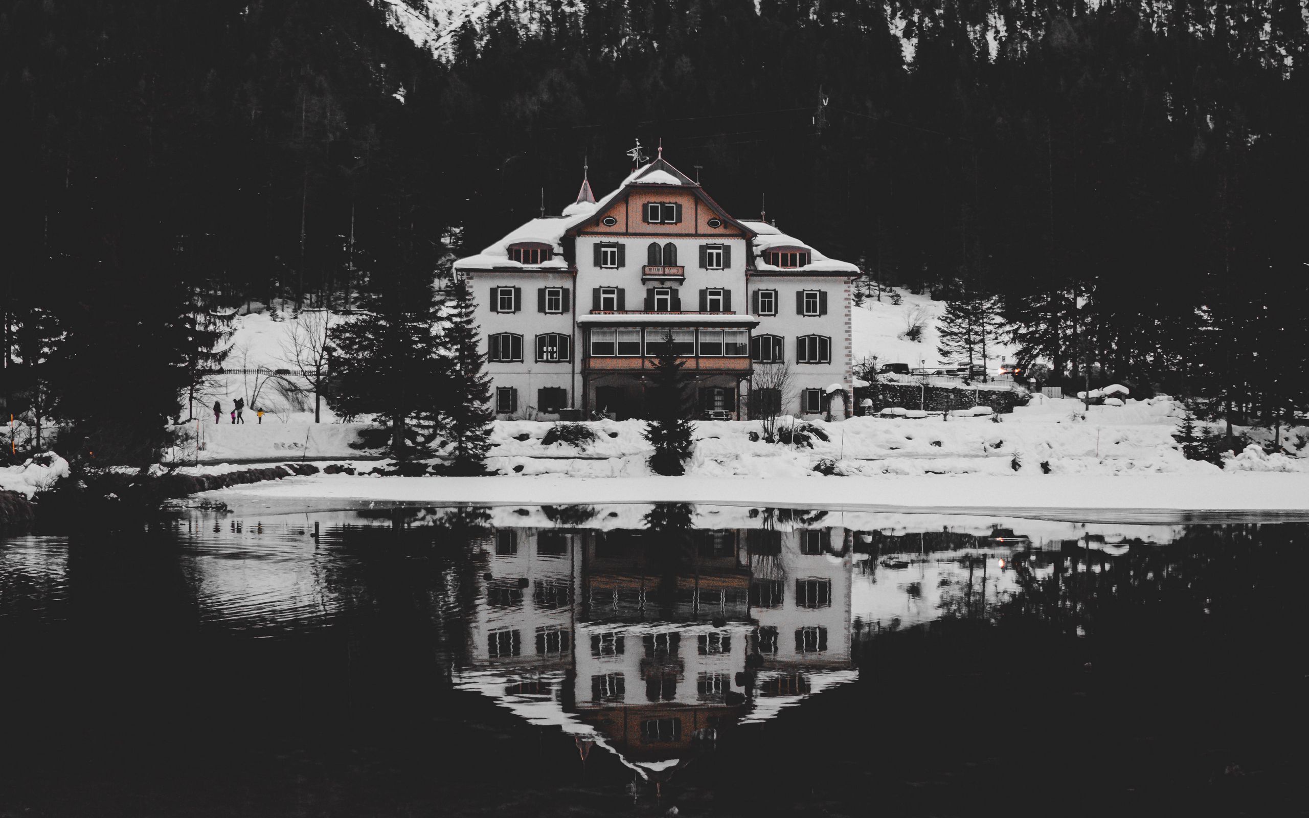 House Reflected In The Lake Wallpapers