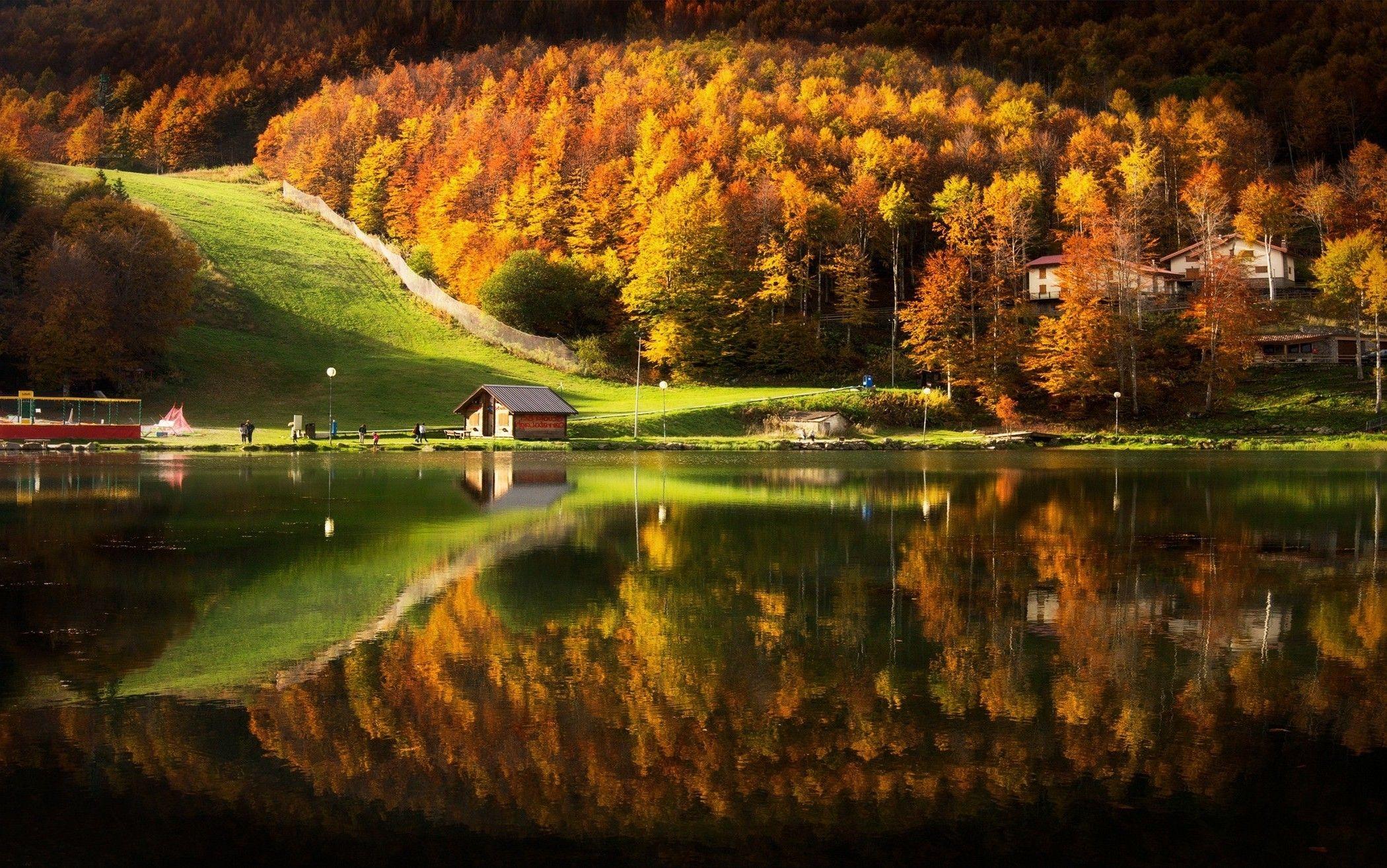 House Reflected In The Lake Wallpapers