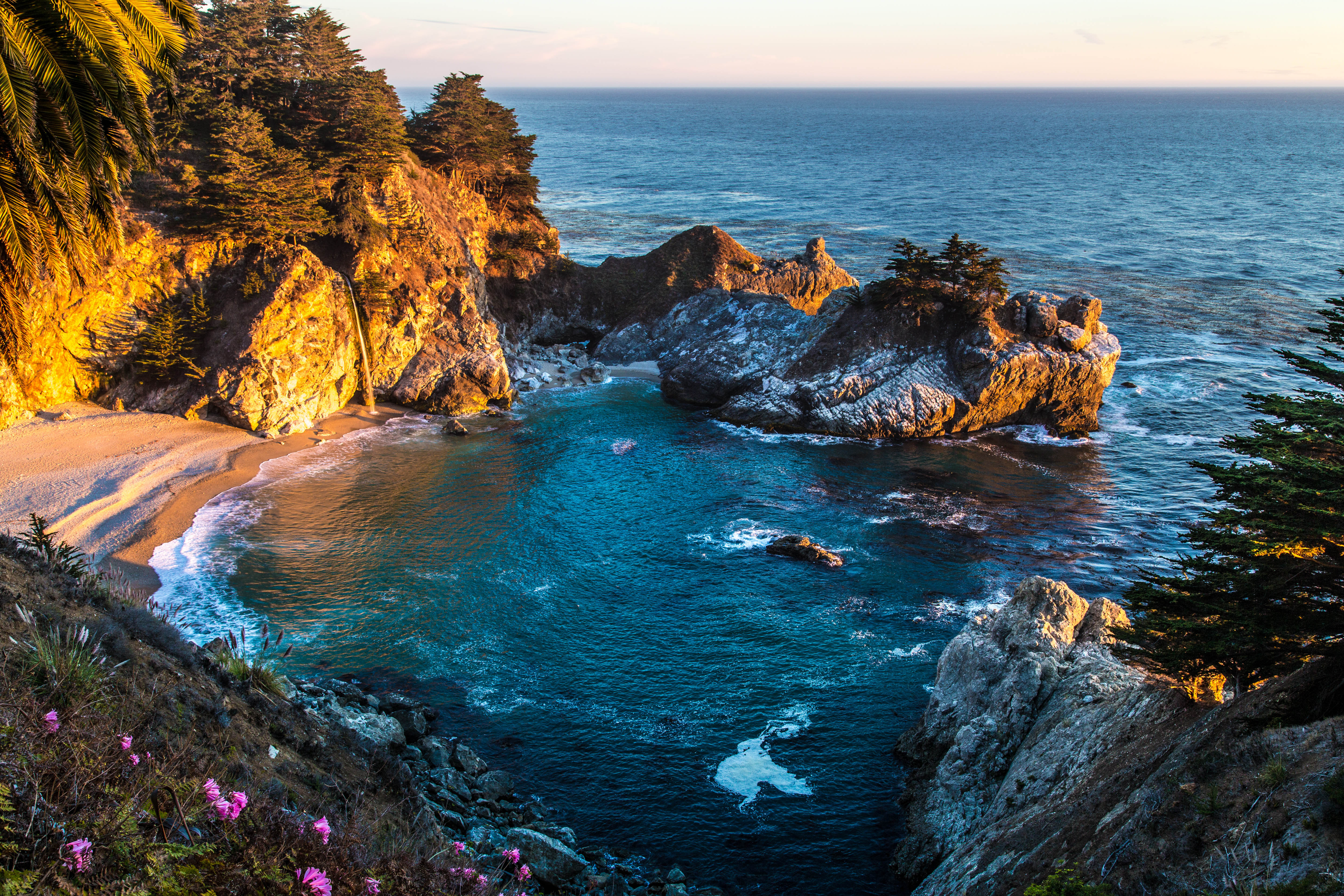 Фото скалистых берегов. Калифорния водопад MCWAY Falls. Морской заповедник Саут-Уотер-Кей,. Побережье Биг-сюр (big-sur), Калифорния. Биг сур Калифорния водопад.