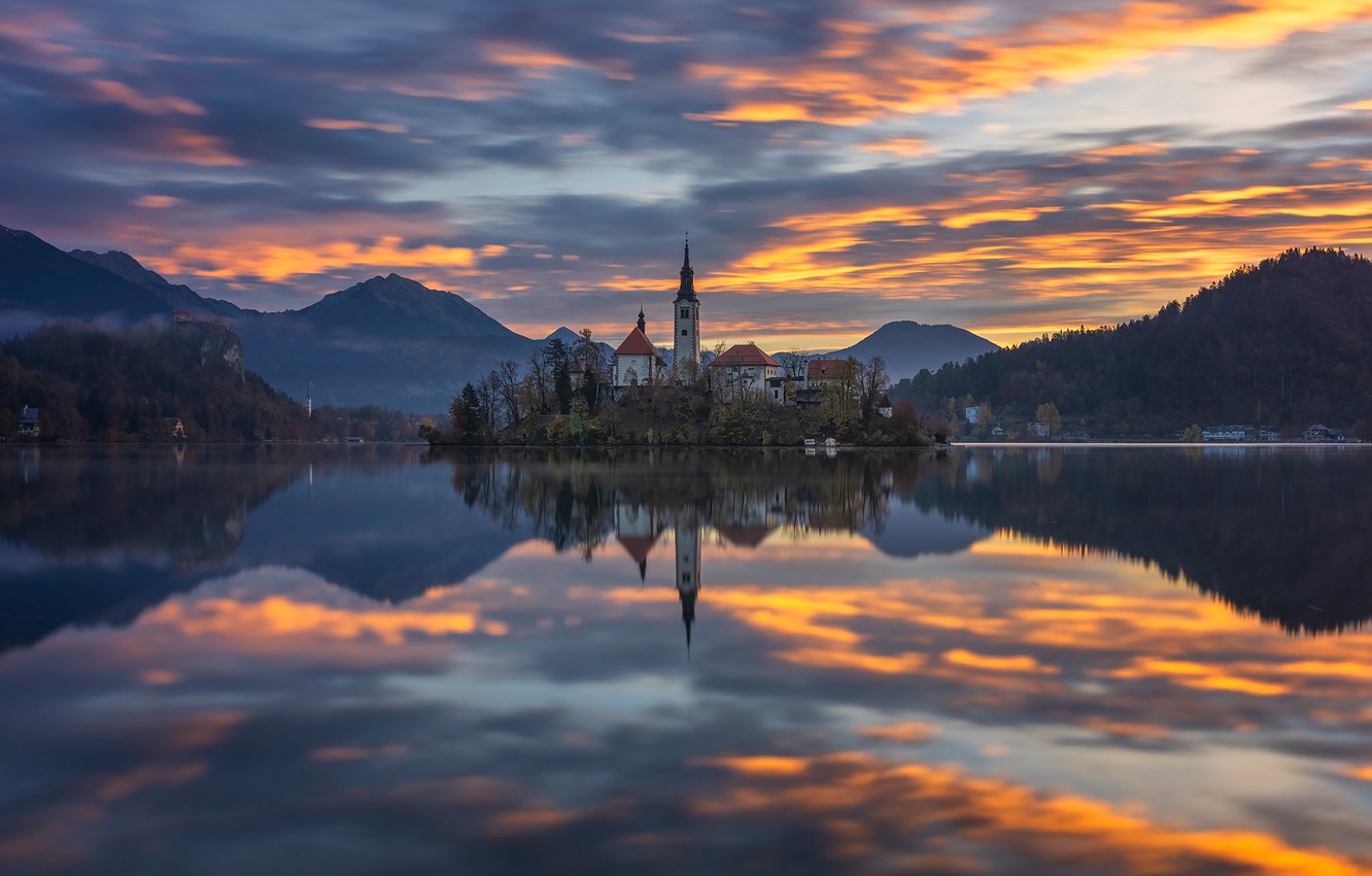 Mountain Reflection Over Lake In Dawn Wallpapers