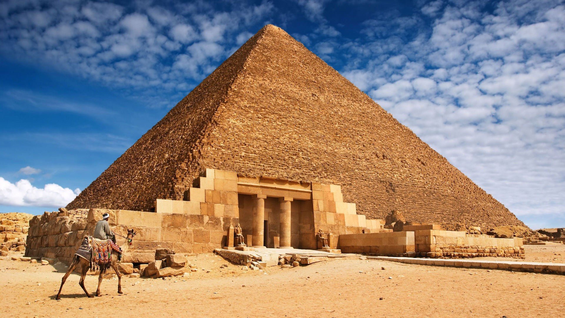 Pyramid In Desert Wallpapers