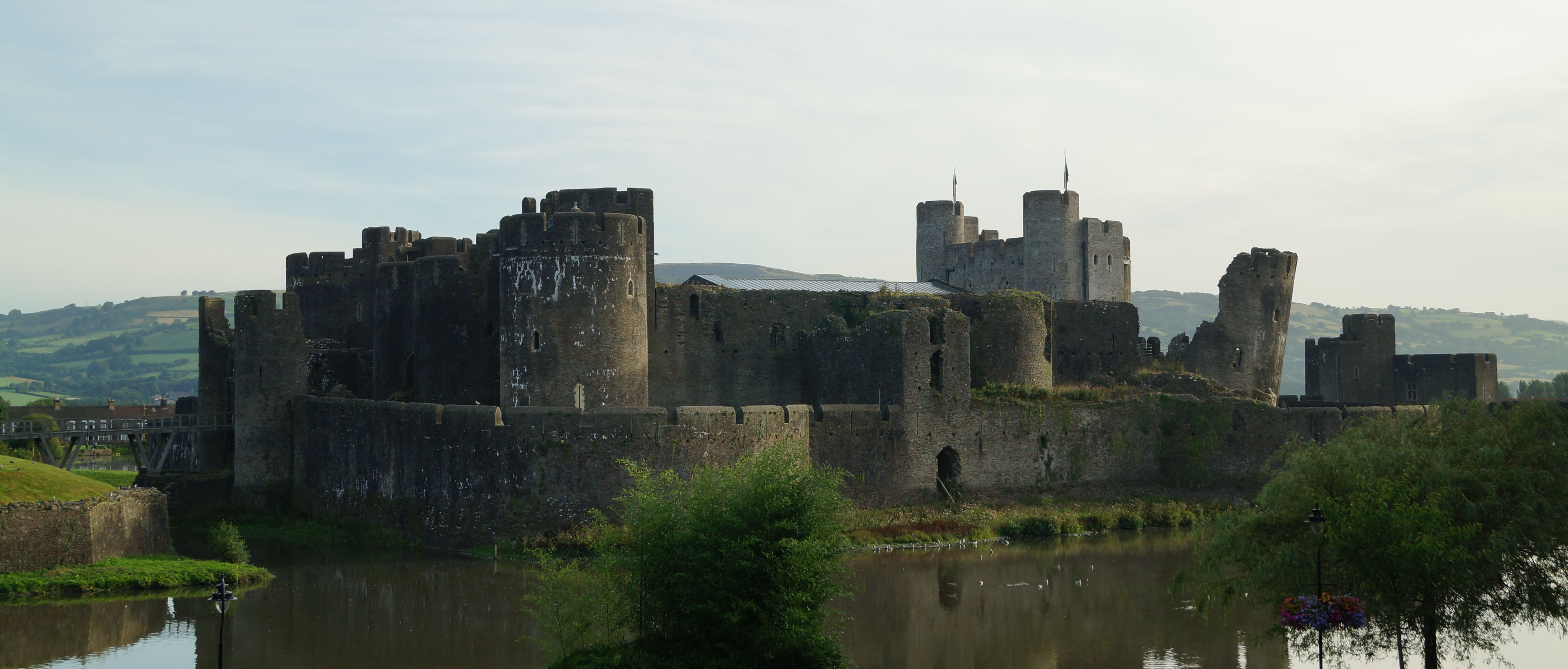 Many old castles used to have. Замок Кайрфилли рисунок. Старый замок Ламберт. Пляж бо старый замок. Caerphilly Castle in Wales. :) This place brings back.