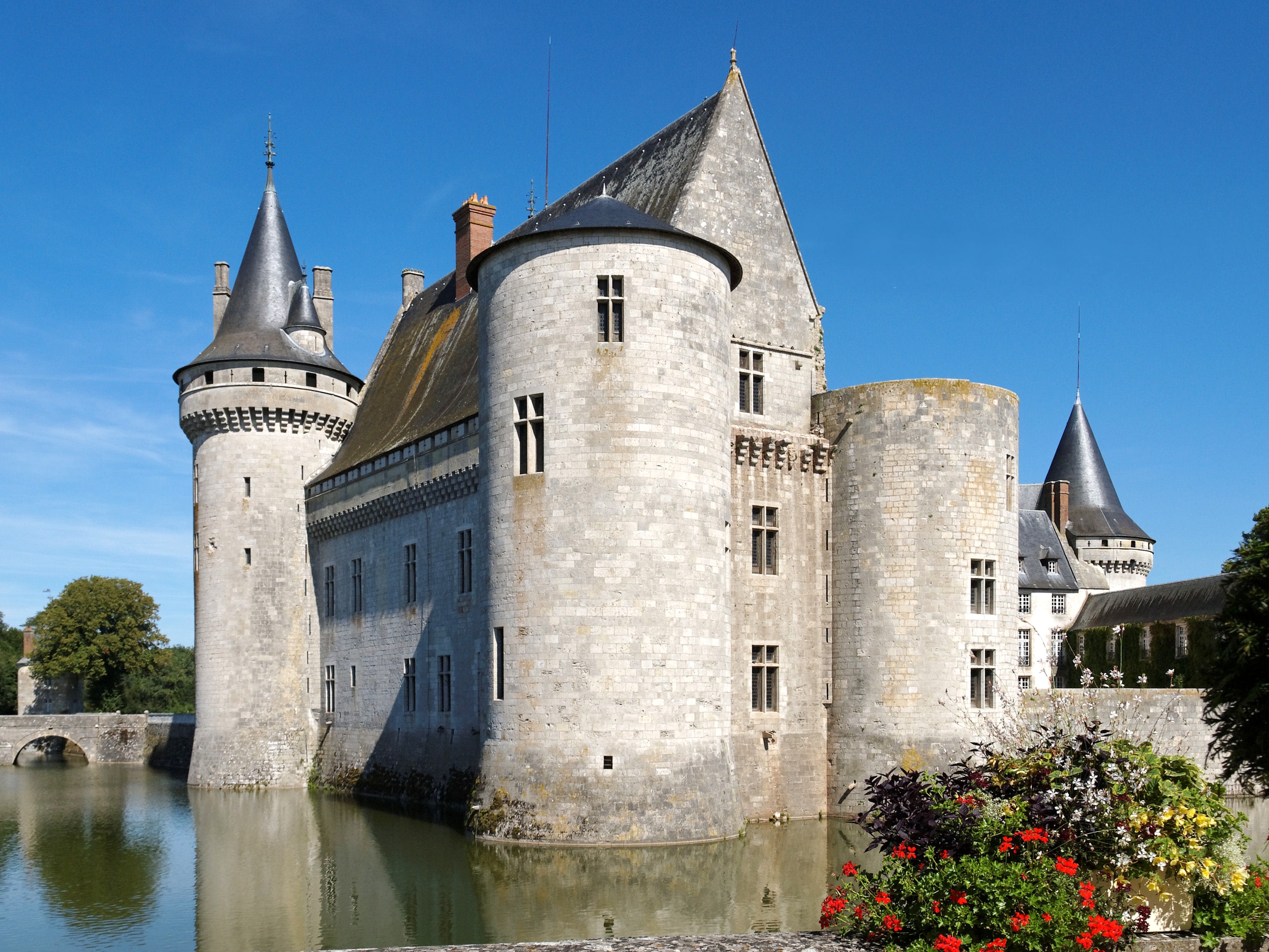 Chateau De Sully-Sur-Loire Wallpapers