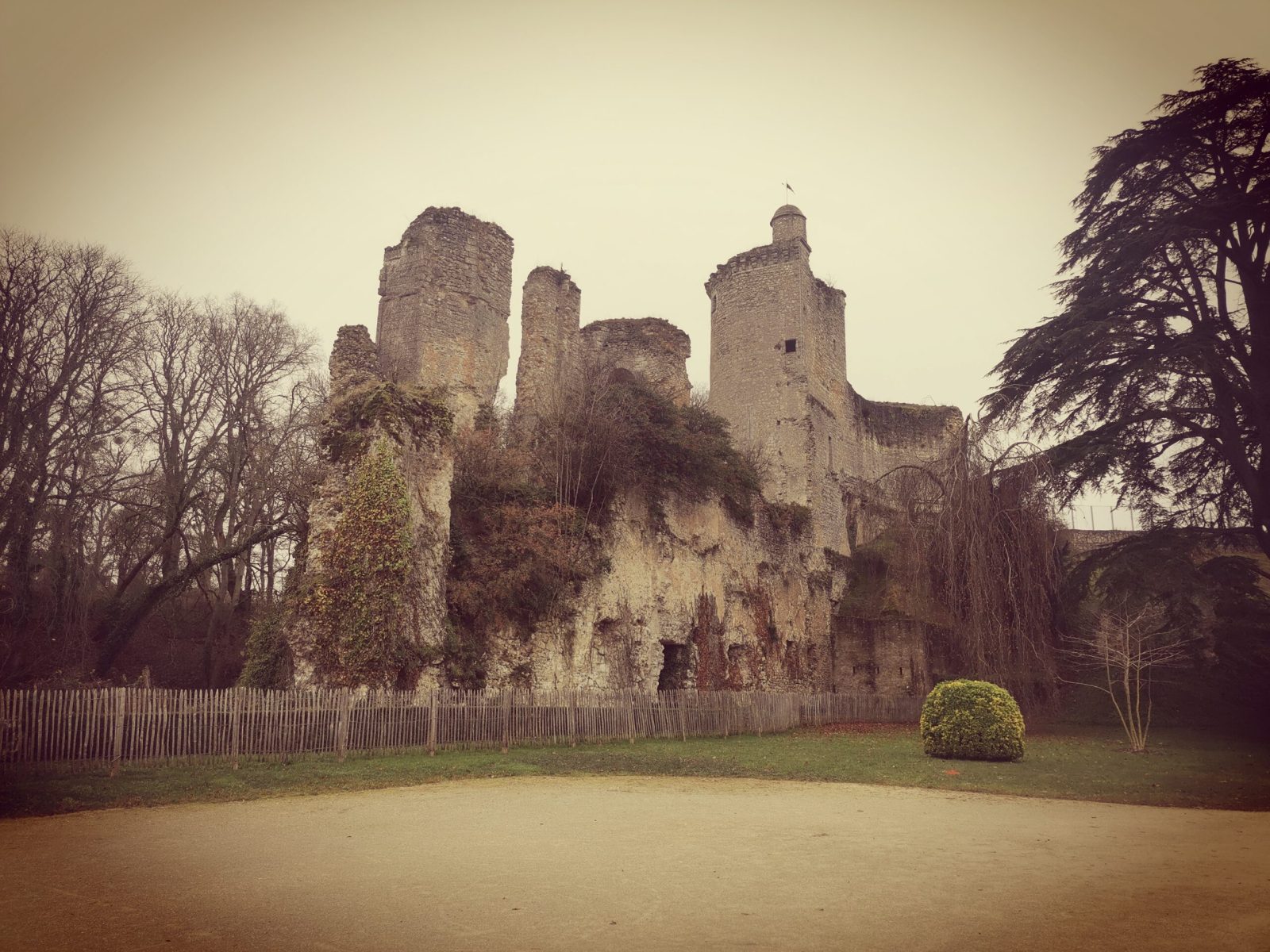 Faulx-Les-Tombes Castle Wallpapers