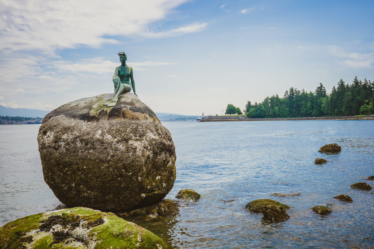 Girl In A Wetsuit Statue Wallpapers