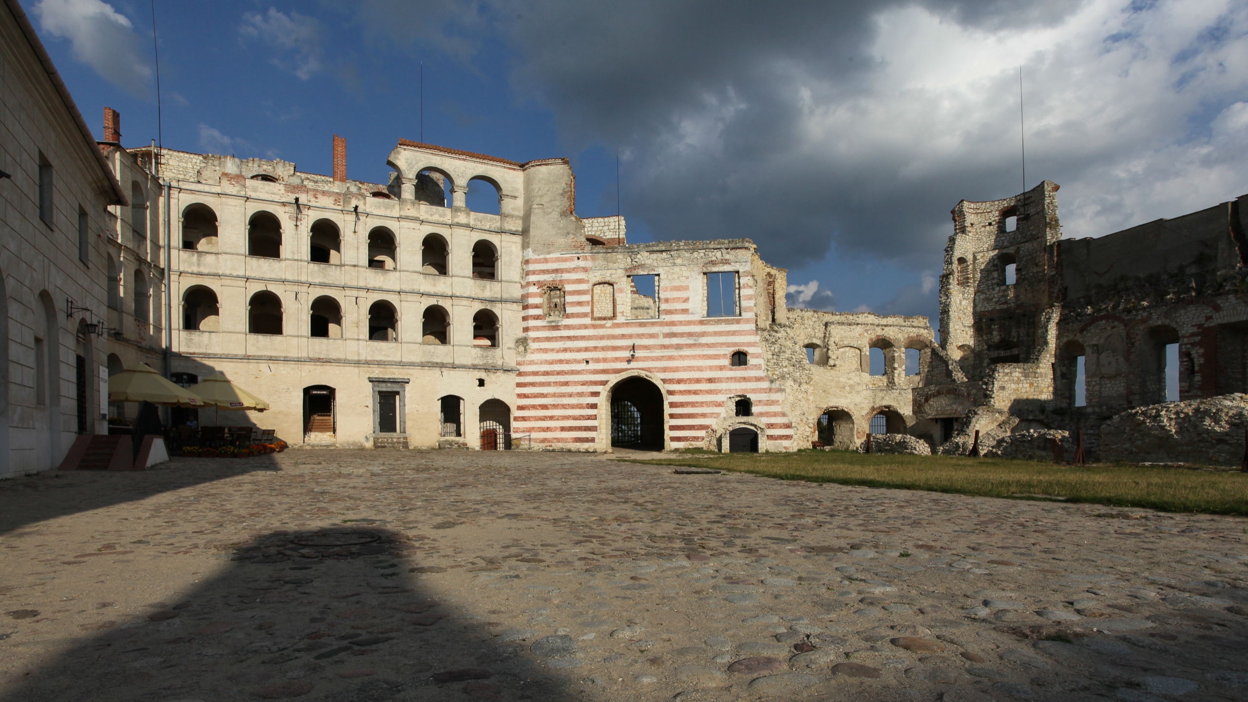 Janowiec Castle Wallpapers