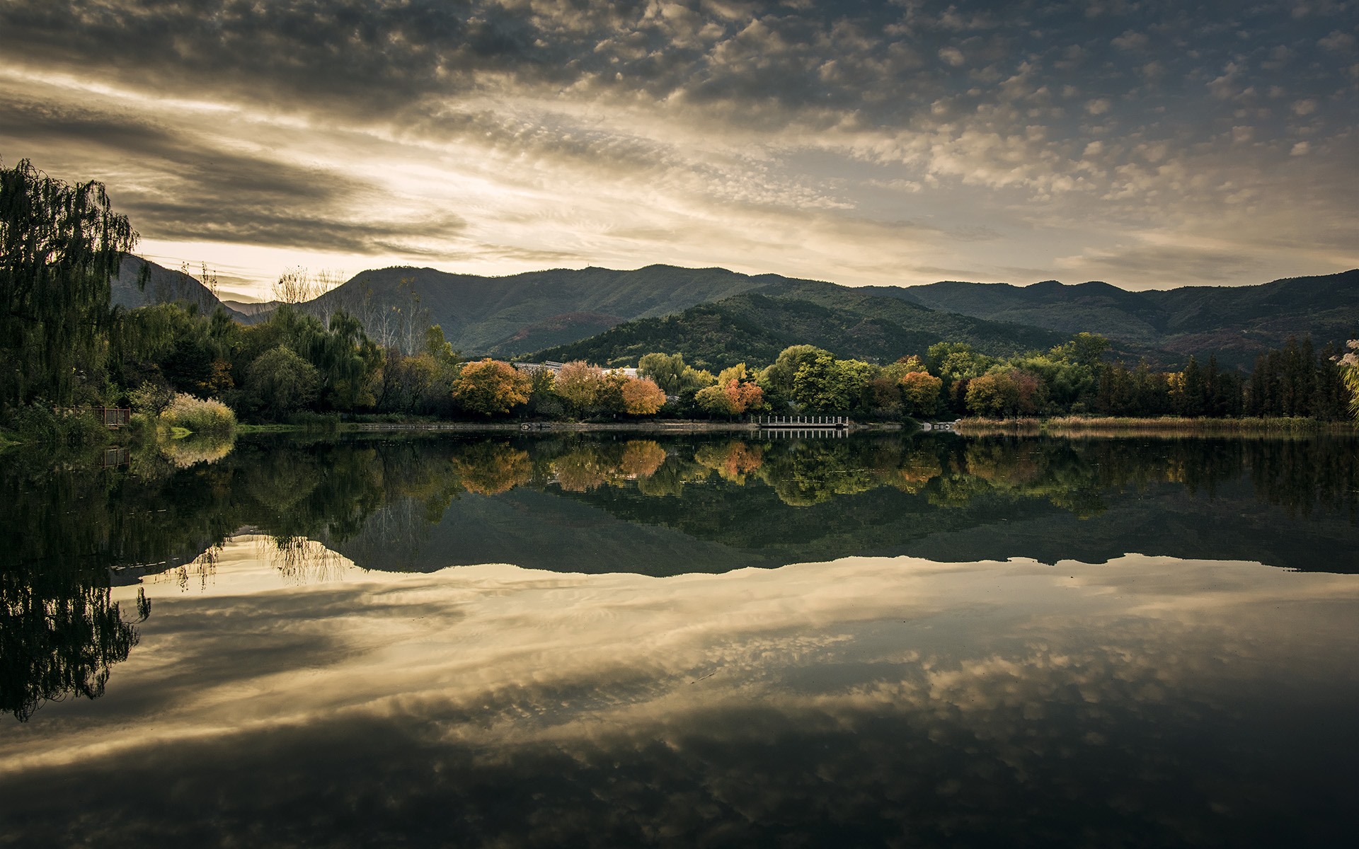 Lagoon Mountains Wallpapers