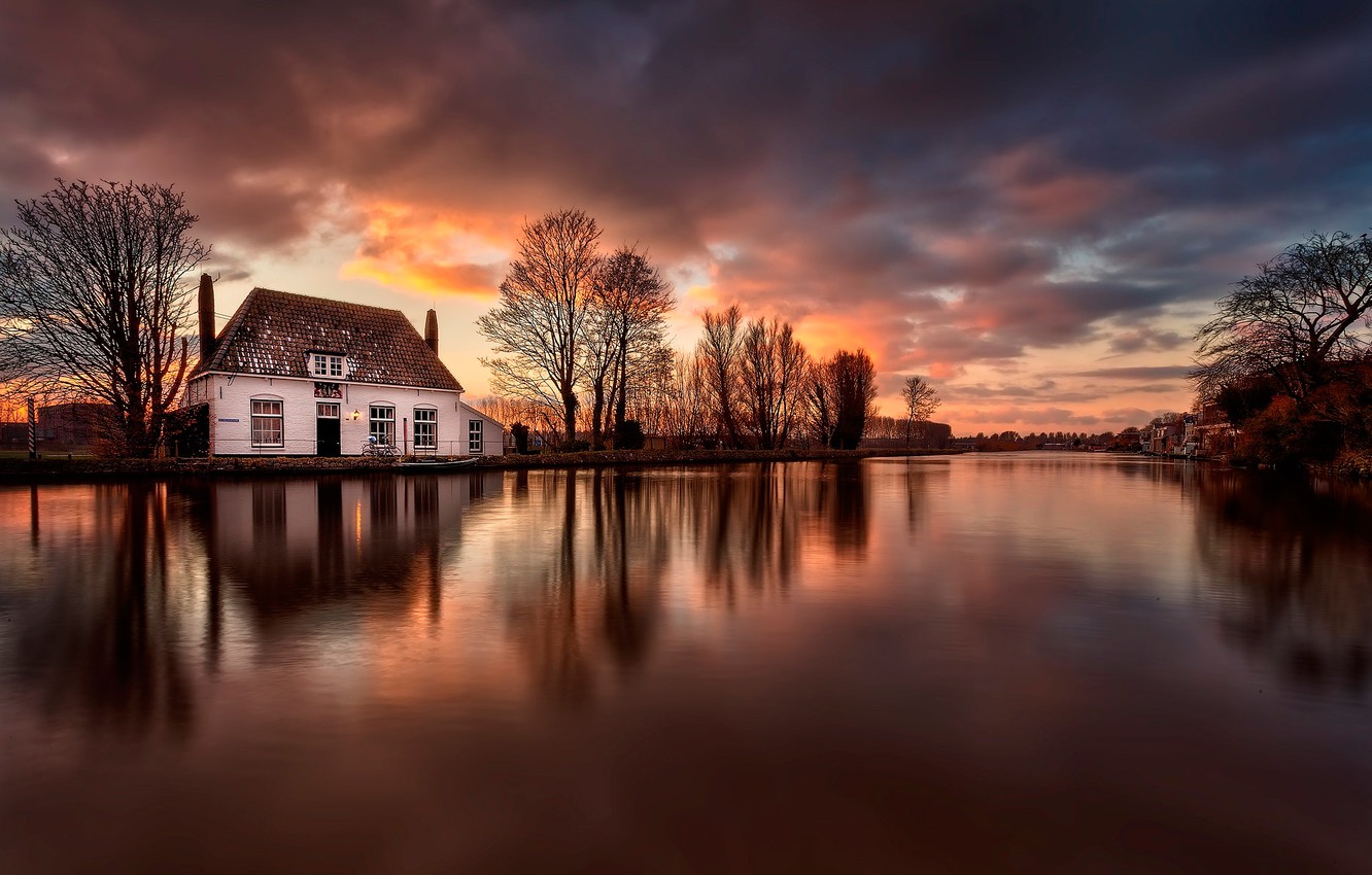 Mansion Reflection In Lake Wallpapers