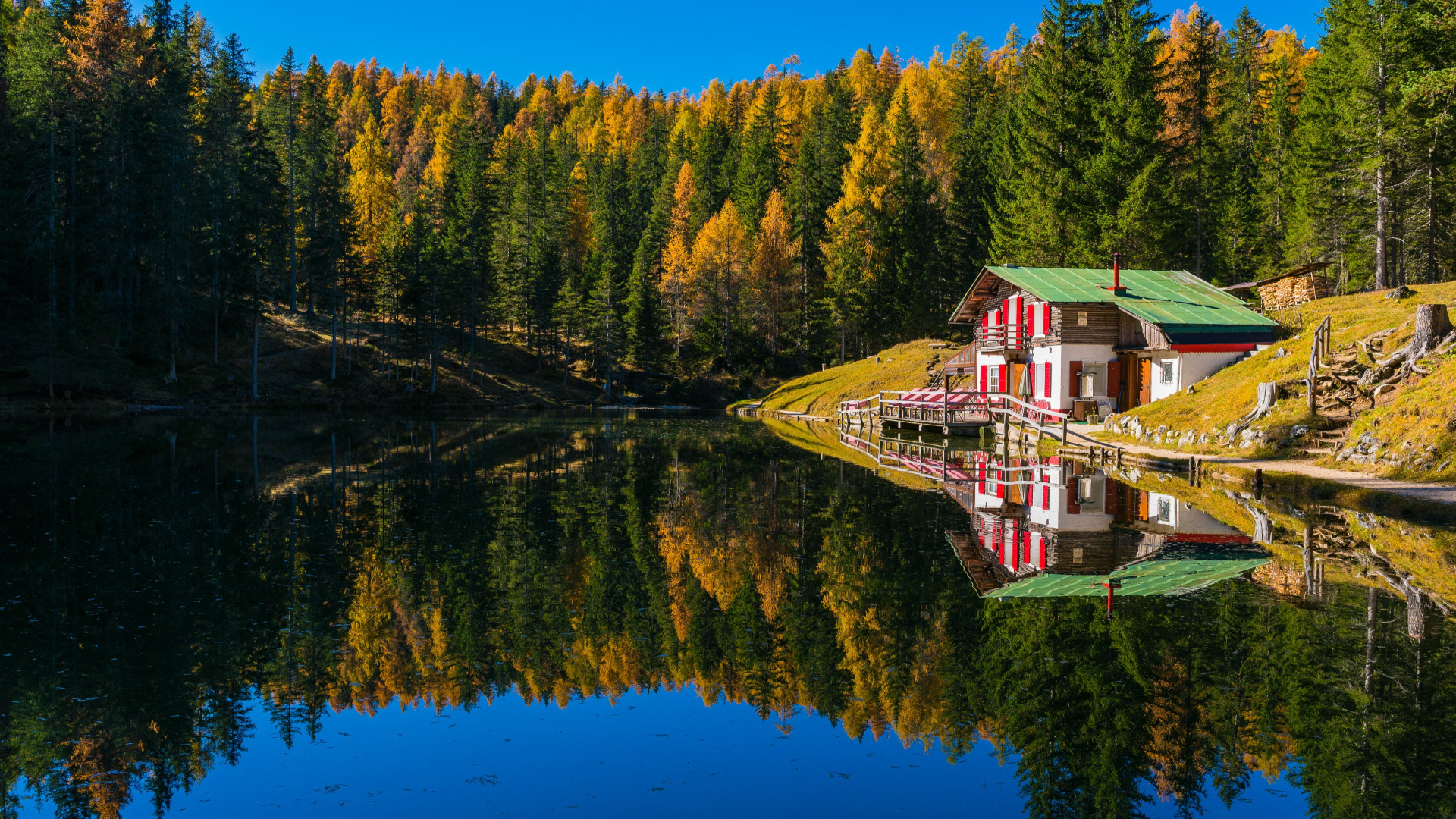 Mansion Reflection In Lake Wallpapers