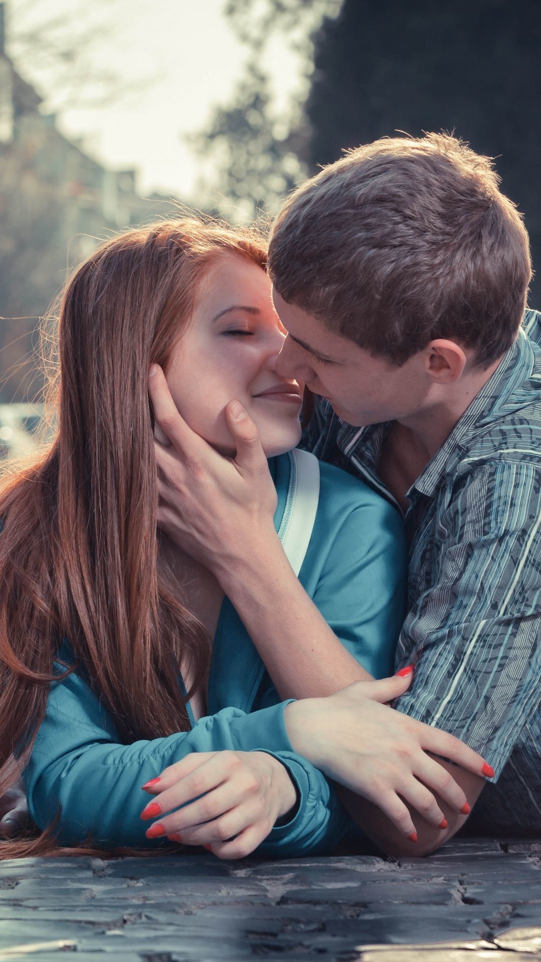 Couple Romantic Kissing Wallpapers