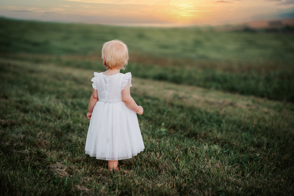 Kids Waiting For Sunrise 4K Wallpapers