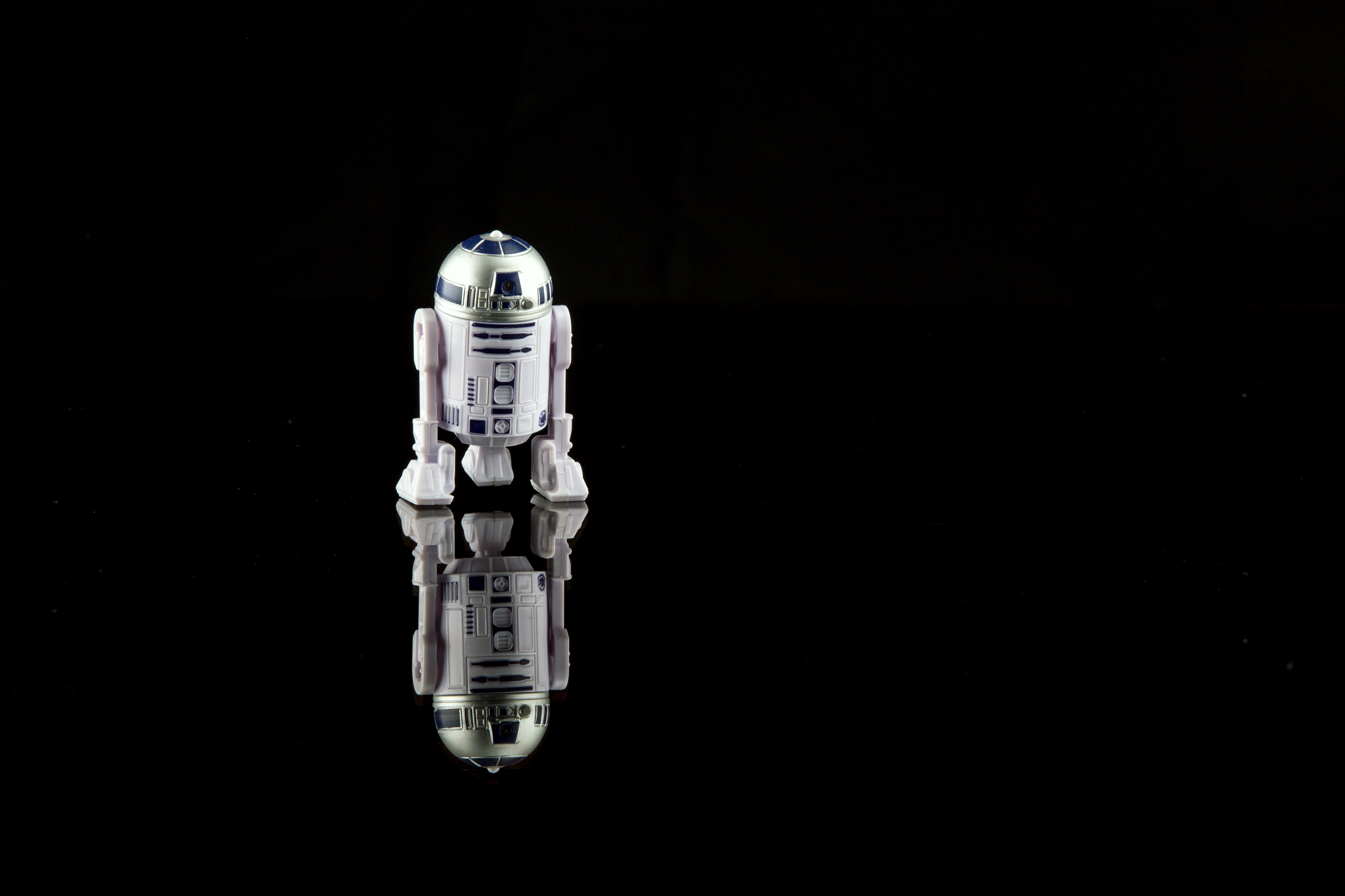 R2 D2 Star Wars Minimalist Wallpapers