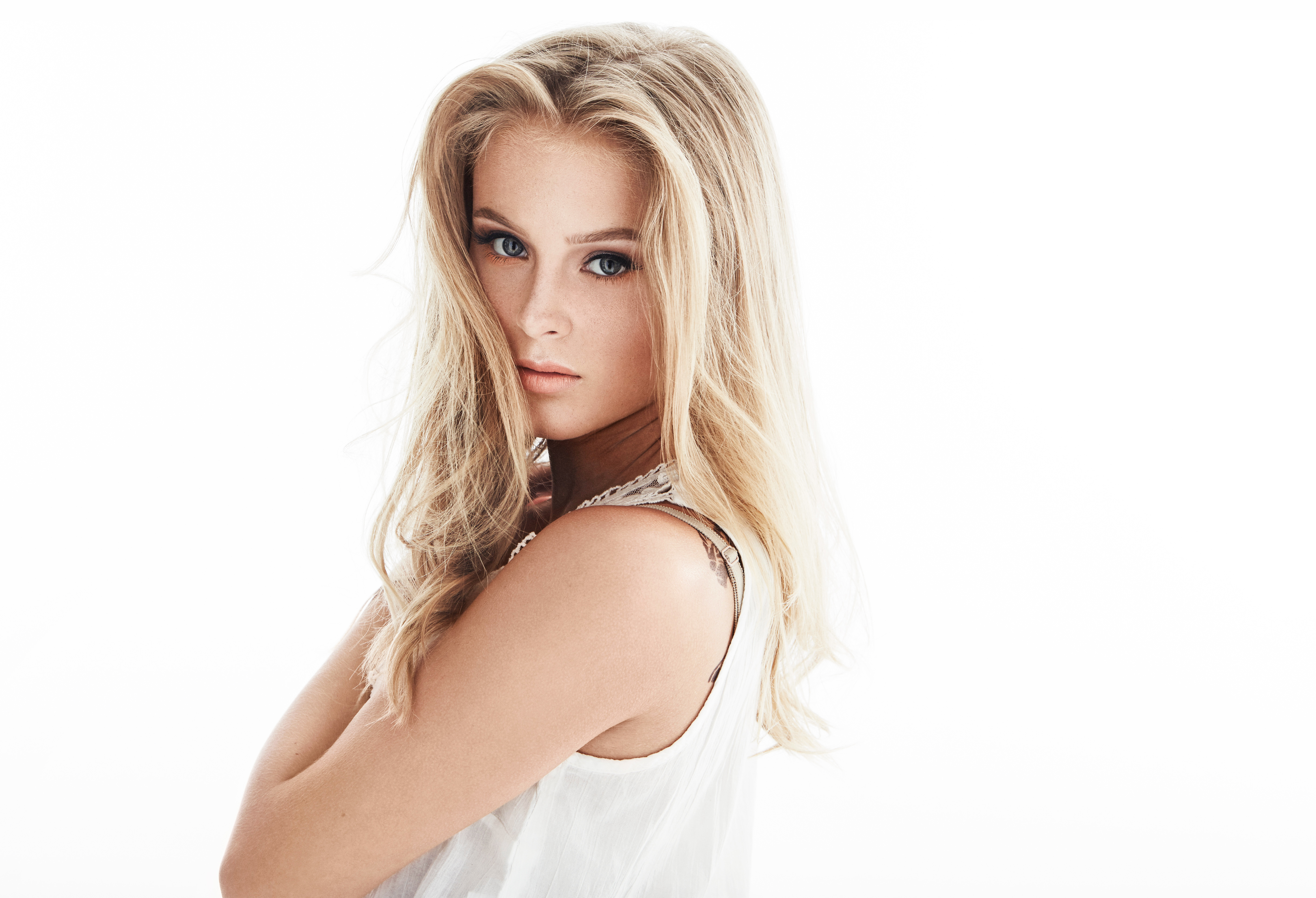 Cute Zara Larsson Wallpapers