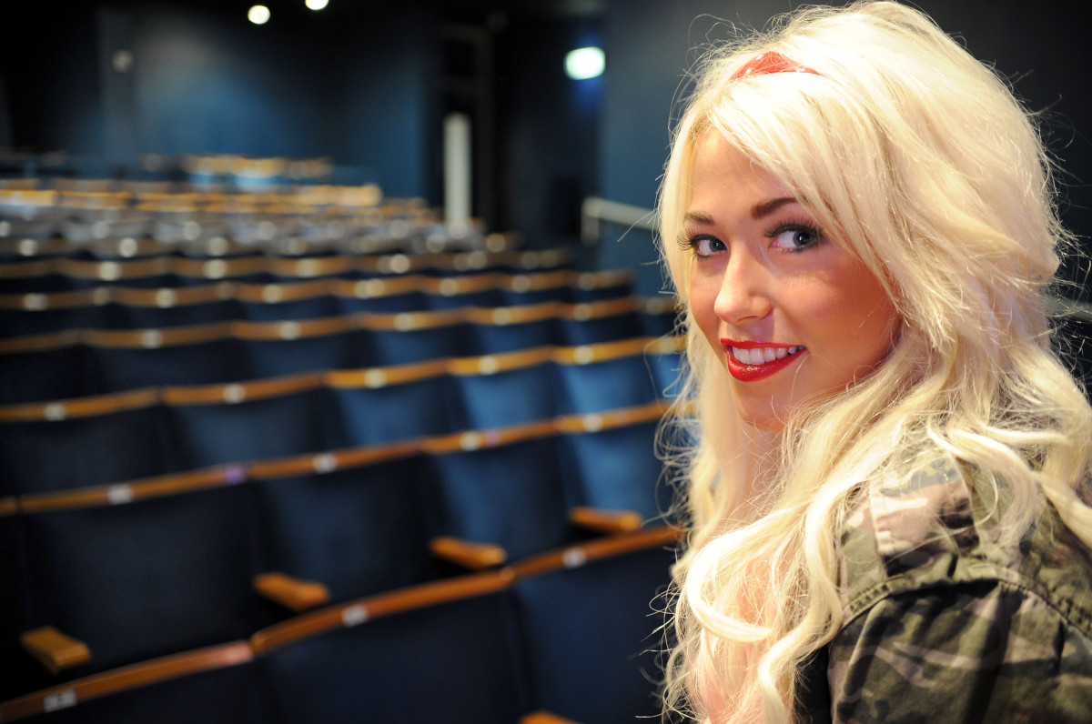 Amelia Lily Wallpapers