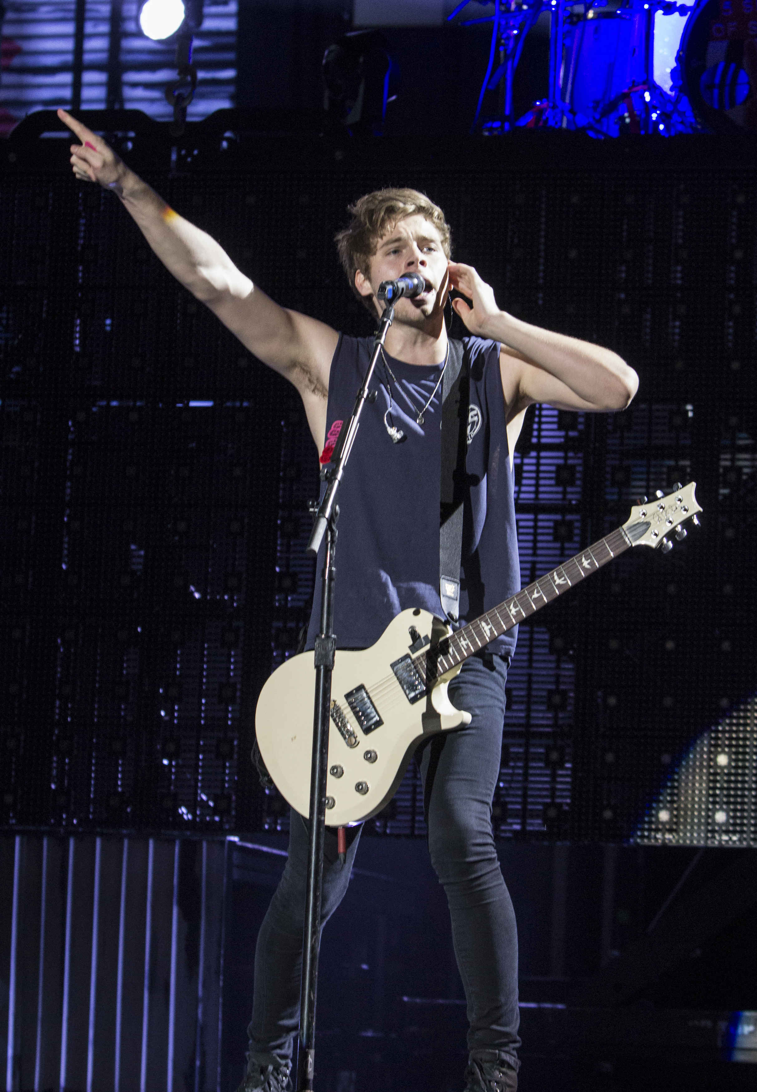 Luke Hemmings Wallpapers