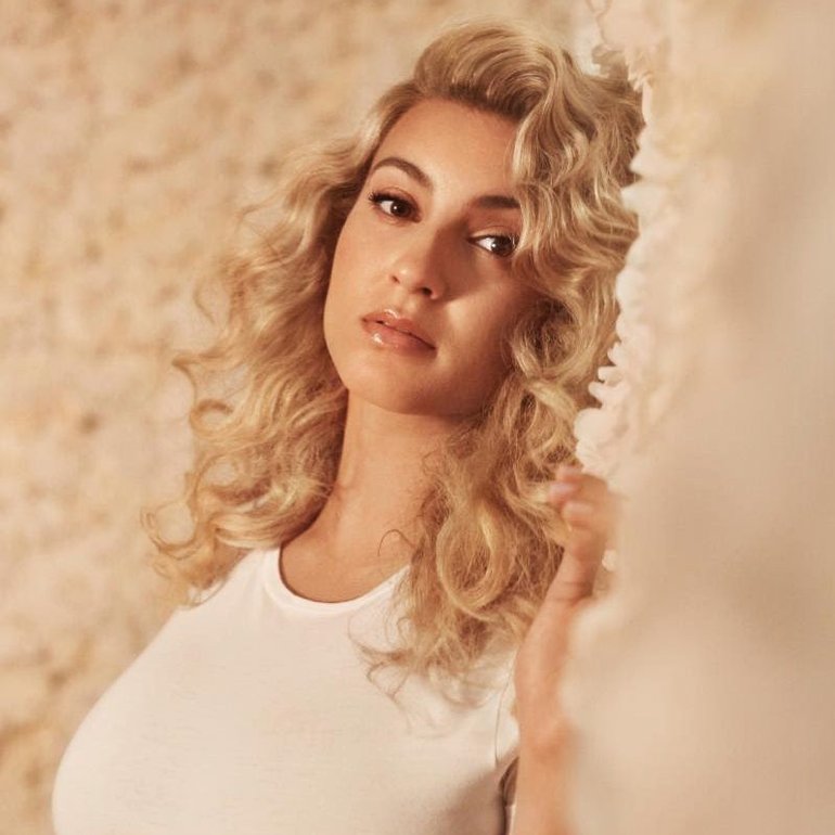 Tori Kelly Wallpapers