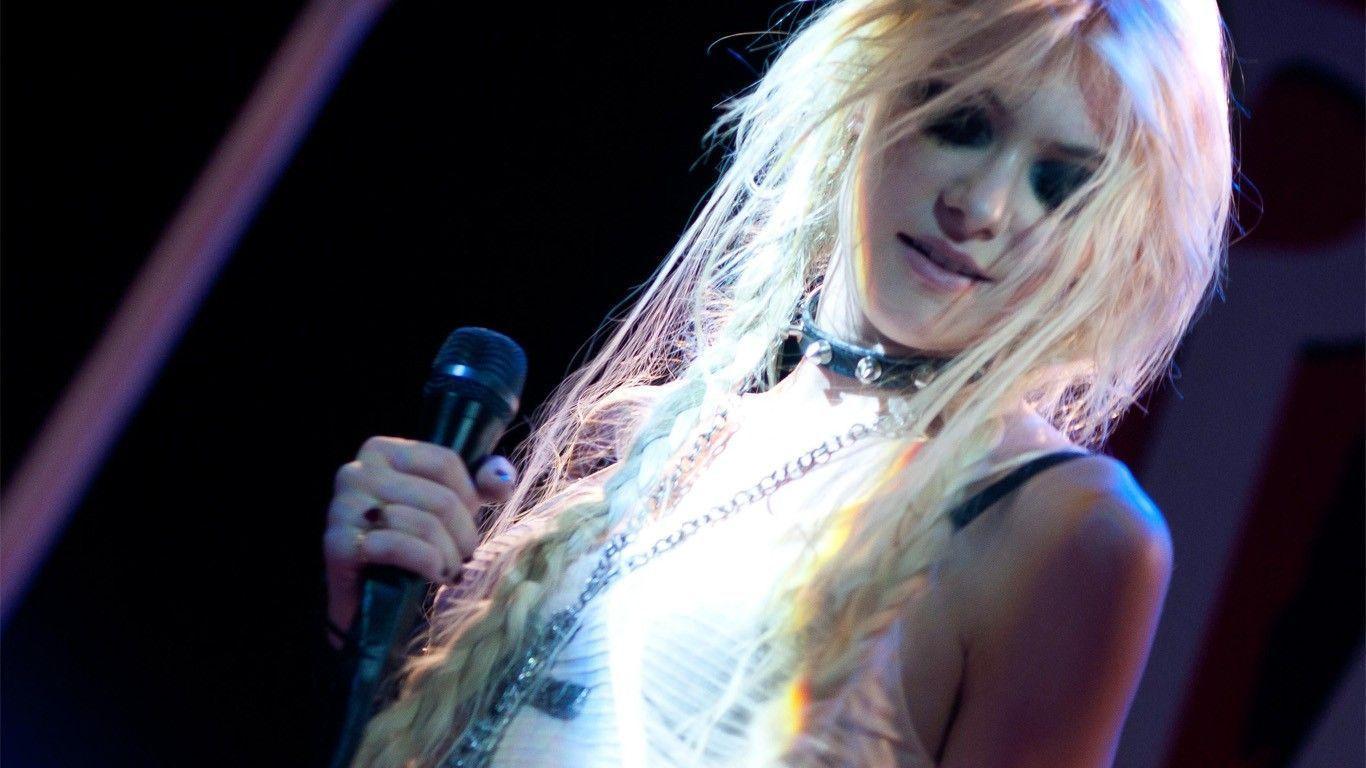 Taylor Momsen Wallpapers