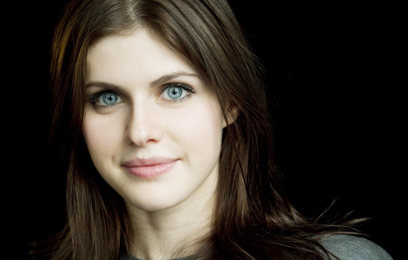 Alexandra Daddario Face Close Up Wallpapers