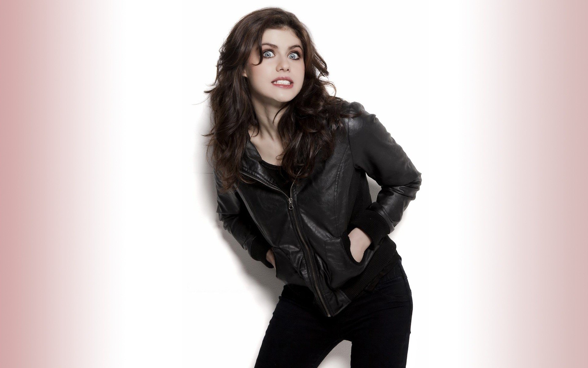 Alexandra Daddario Monochrome Wallpapers