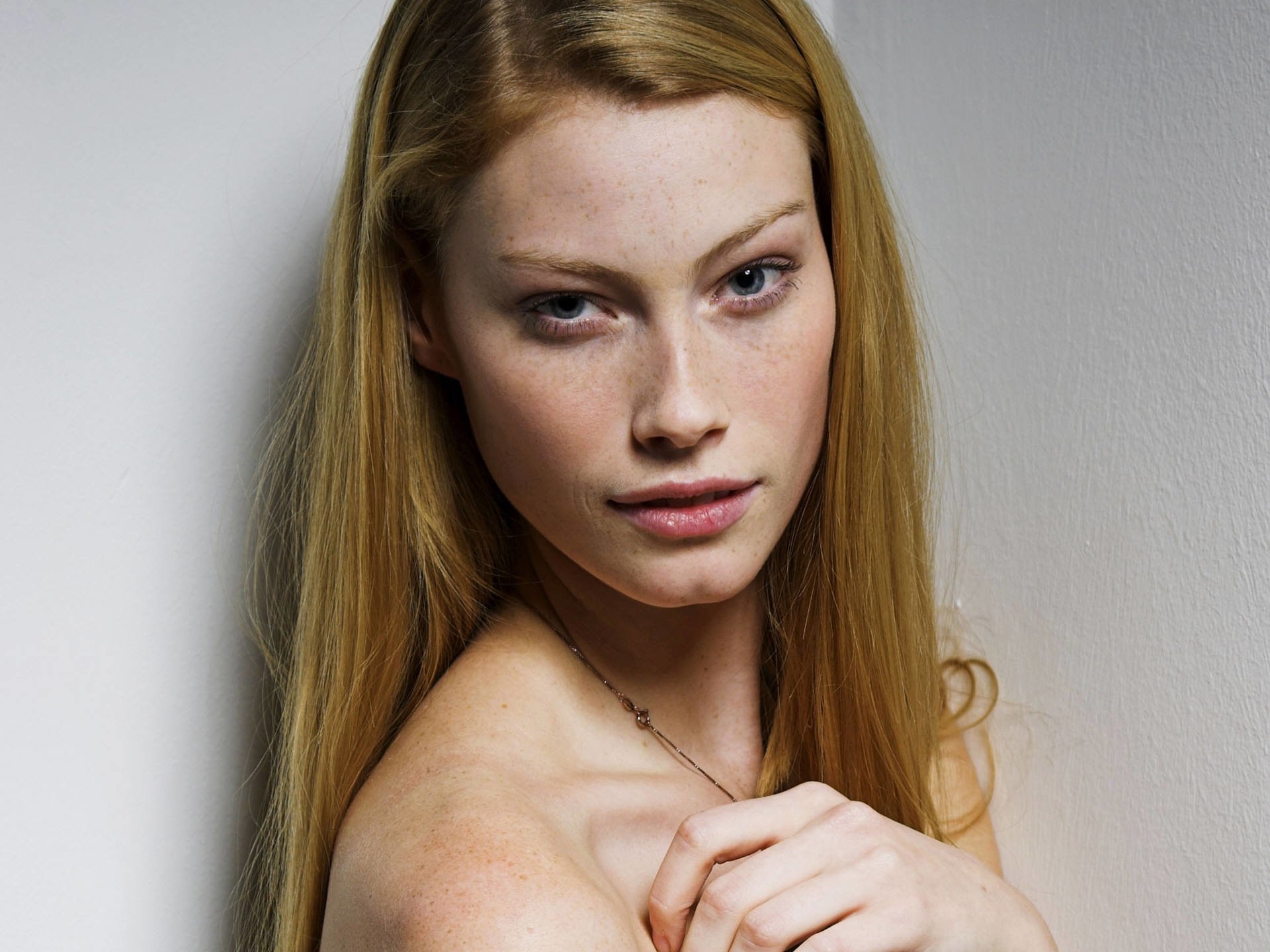 Alyssa Sutherland Wallpapers