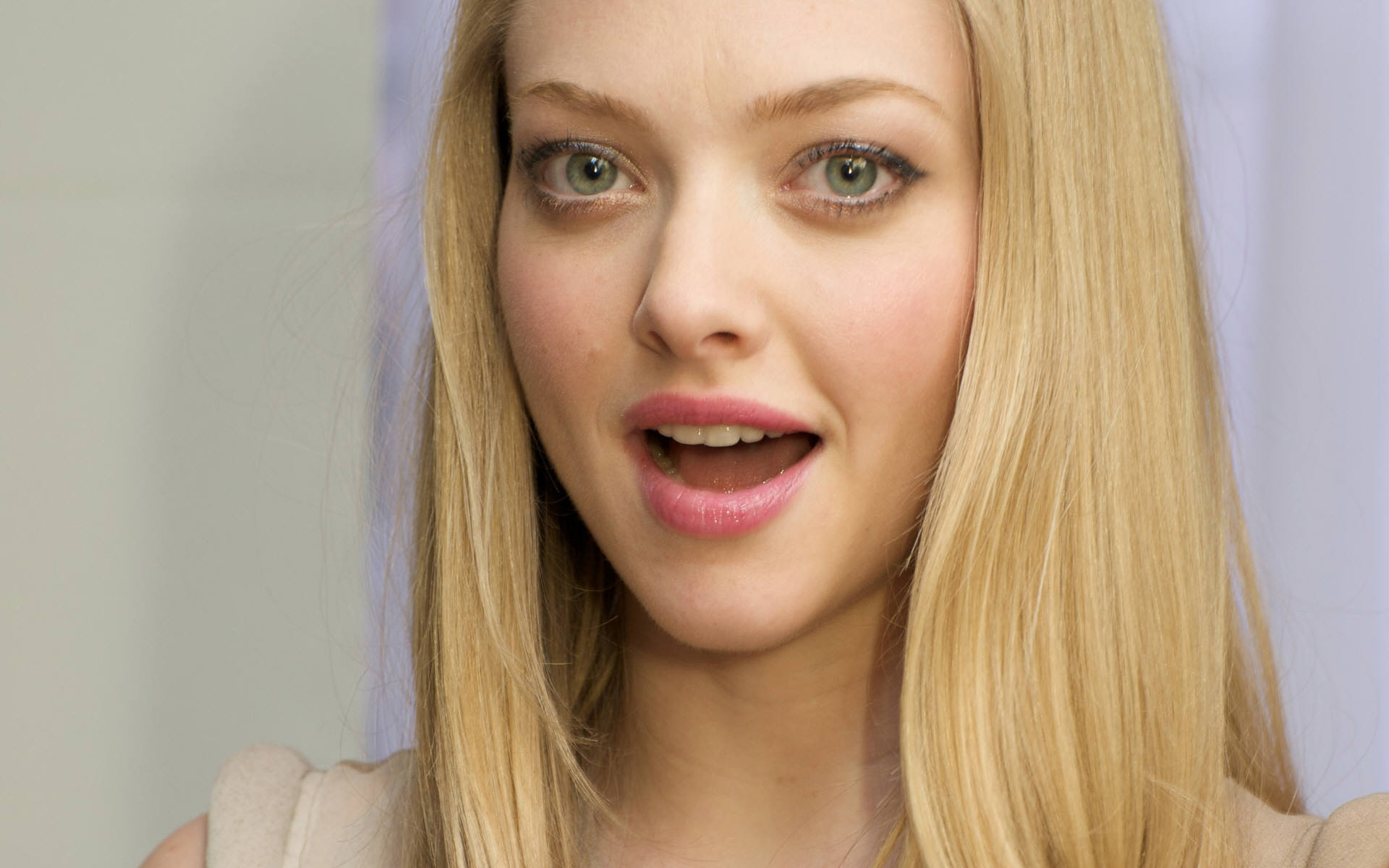 Amanda Seyfried Cute Wallpapers