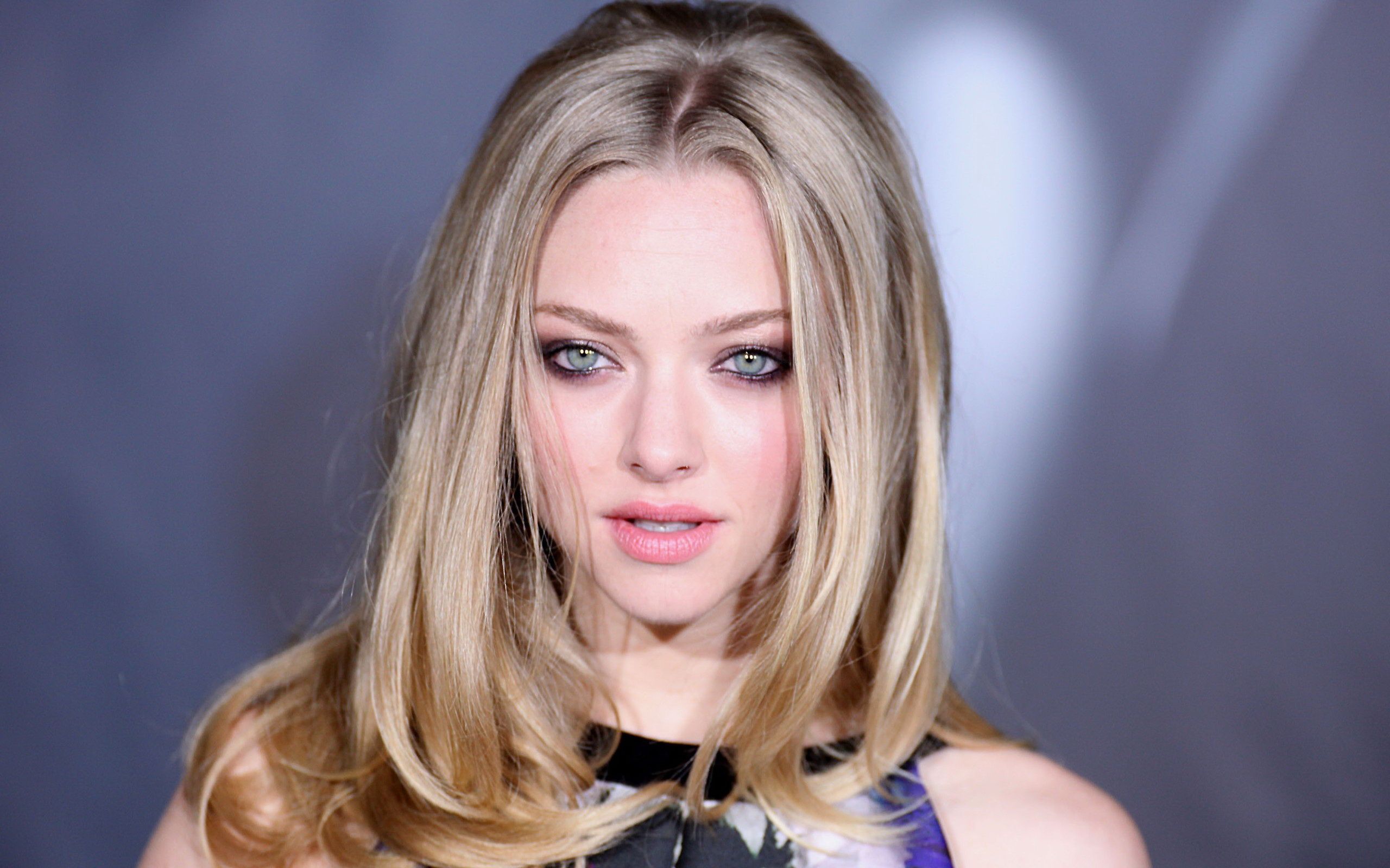 Amanda Seyfried In Black Wallpapers