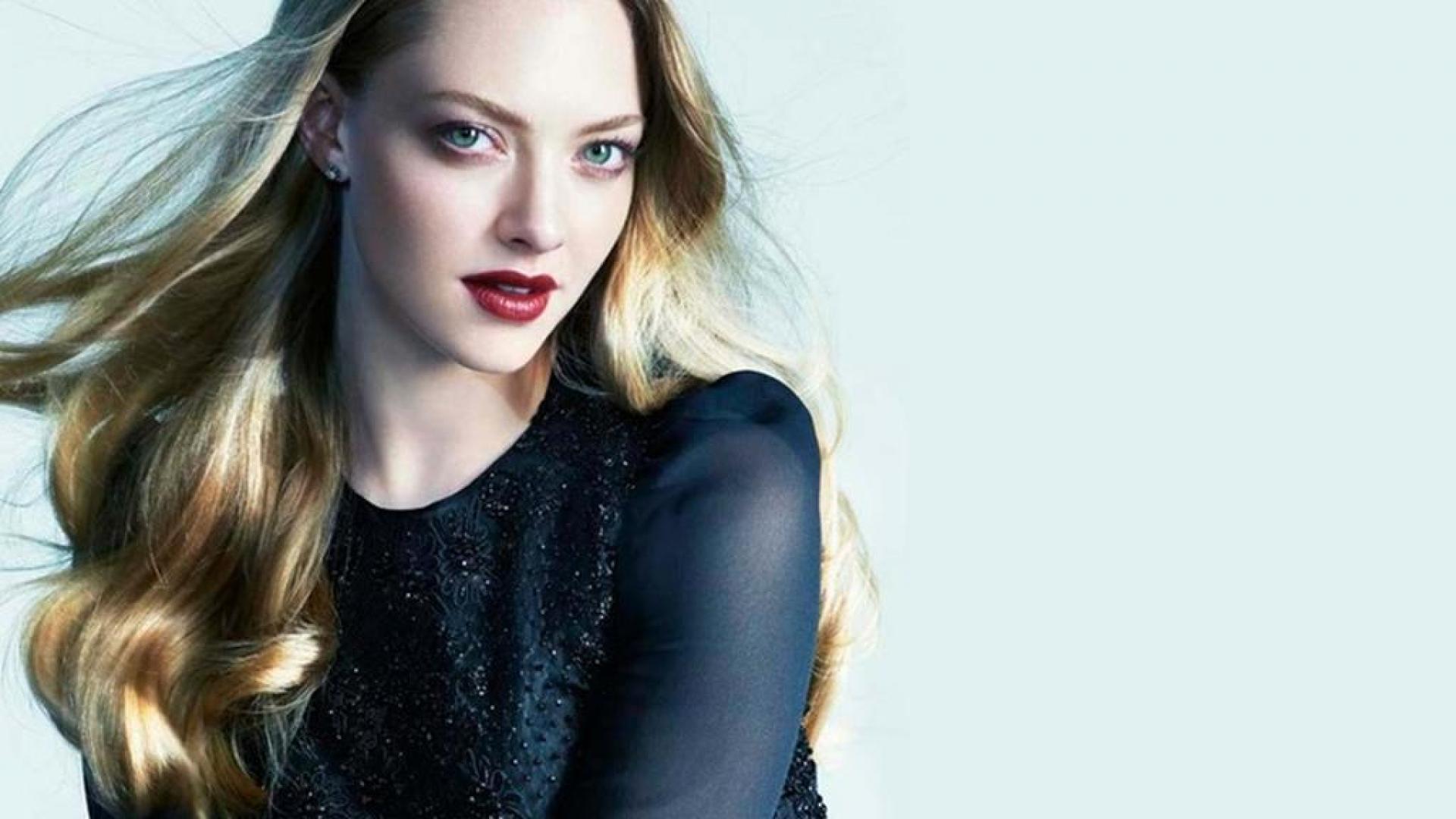 Amanda Seyfried In Black Wallpapers