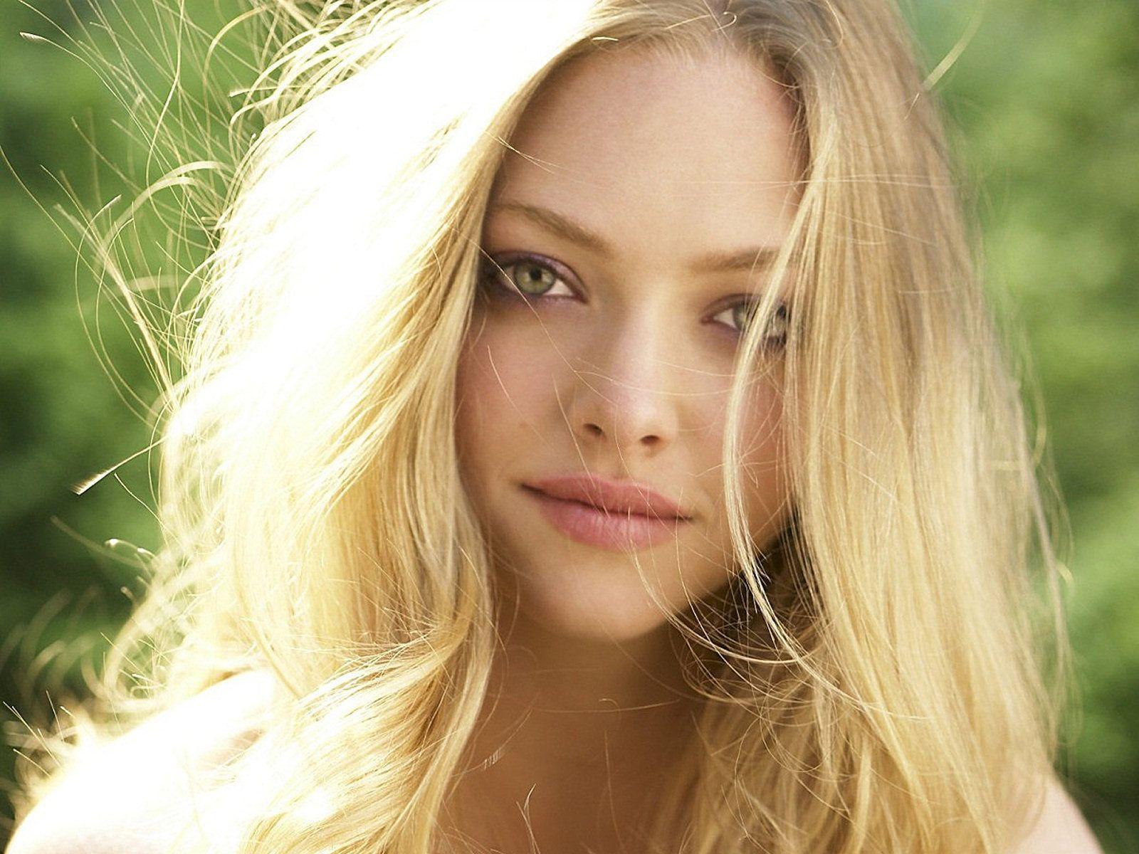 Amanda Seyfried In Black Wallpapers