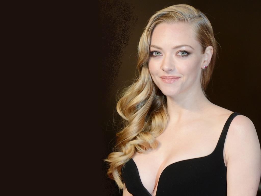 Amanda Seyfried In Black Wallpapers