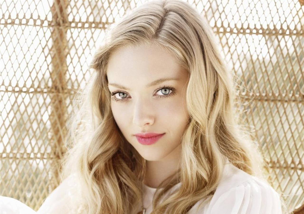 Amanda Seyfried In Black Wallpapers