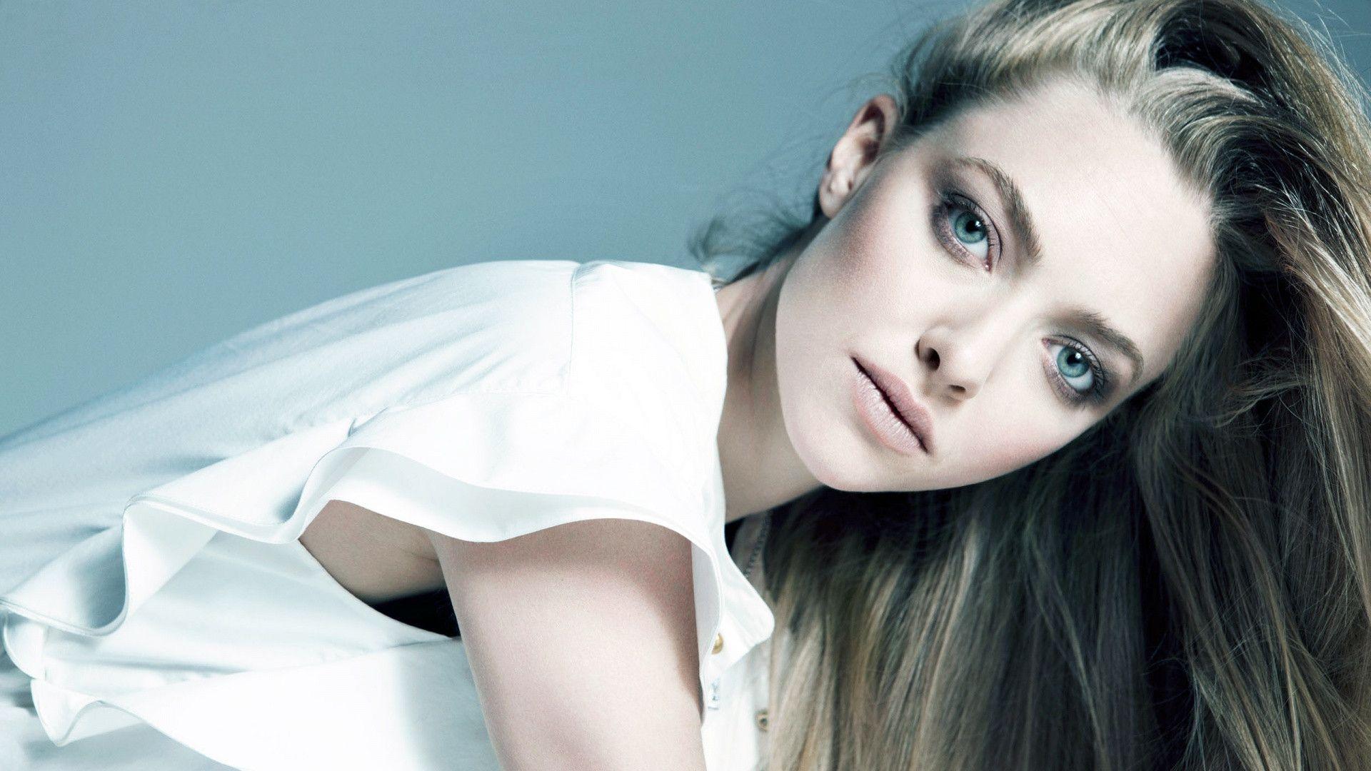 Amanda Seyfried In Black Wallpapers