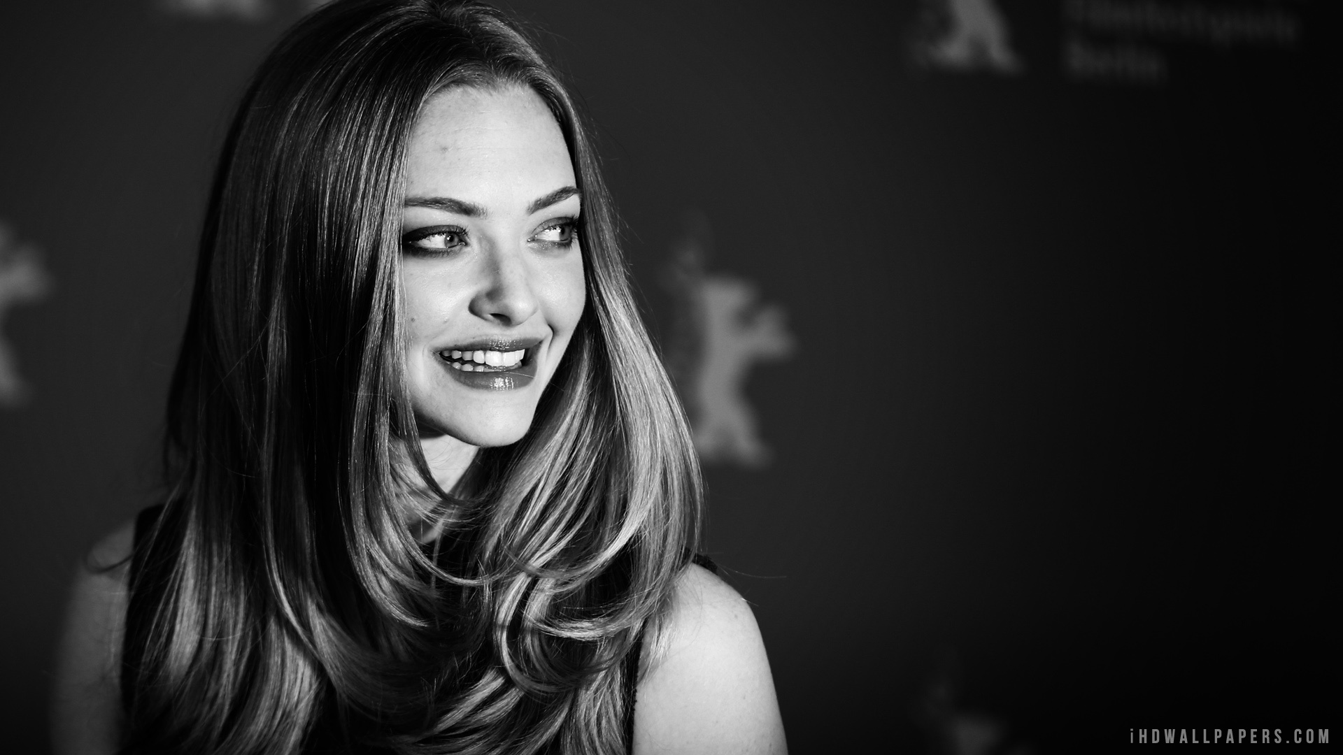 Amanda Seyfried In Black Wallpapers