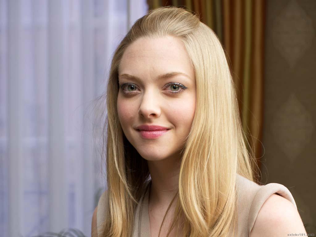 Amanda Seyfried In Black Wallpapers