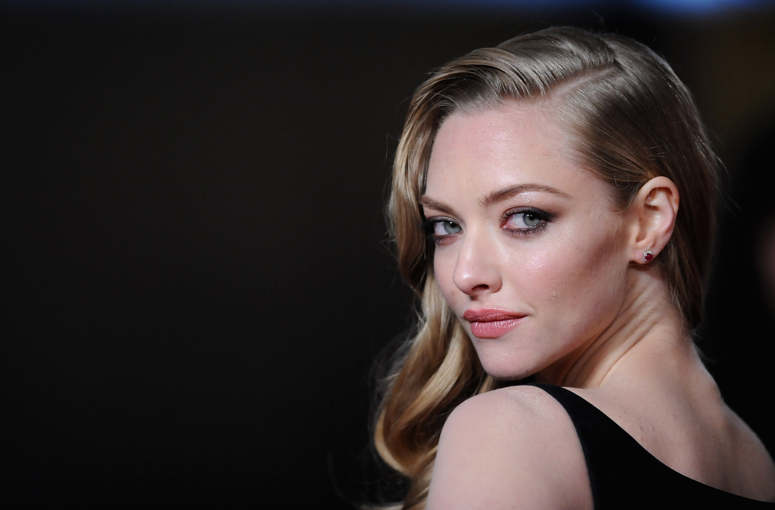 Amanda Seyfried In Black 2017 Wallpapers