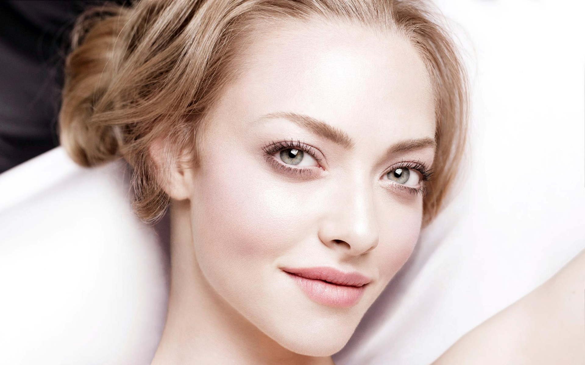 Amanda Seyfried New Wallpapers