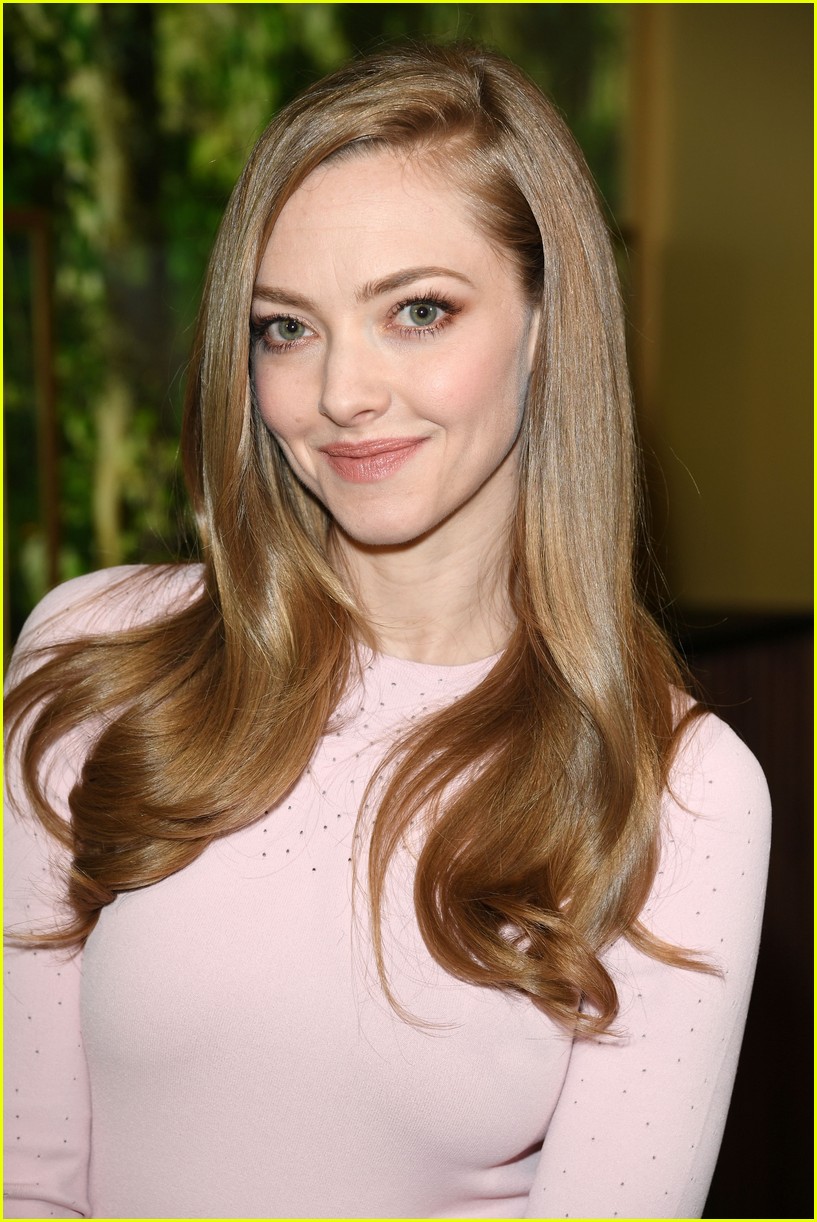 Amanda Seyfried Pink Dress Wallpapers