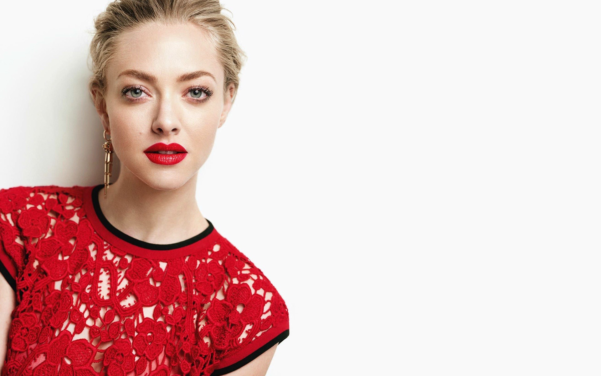 Amanda Seyfried Portrait Wallpapers