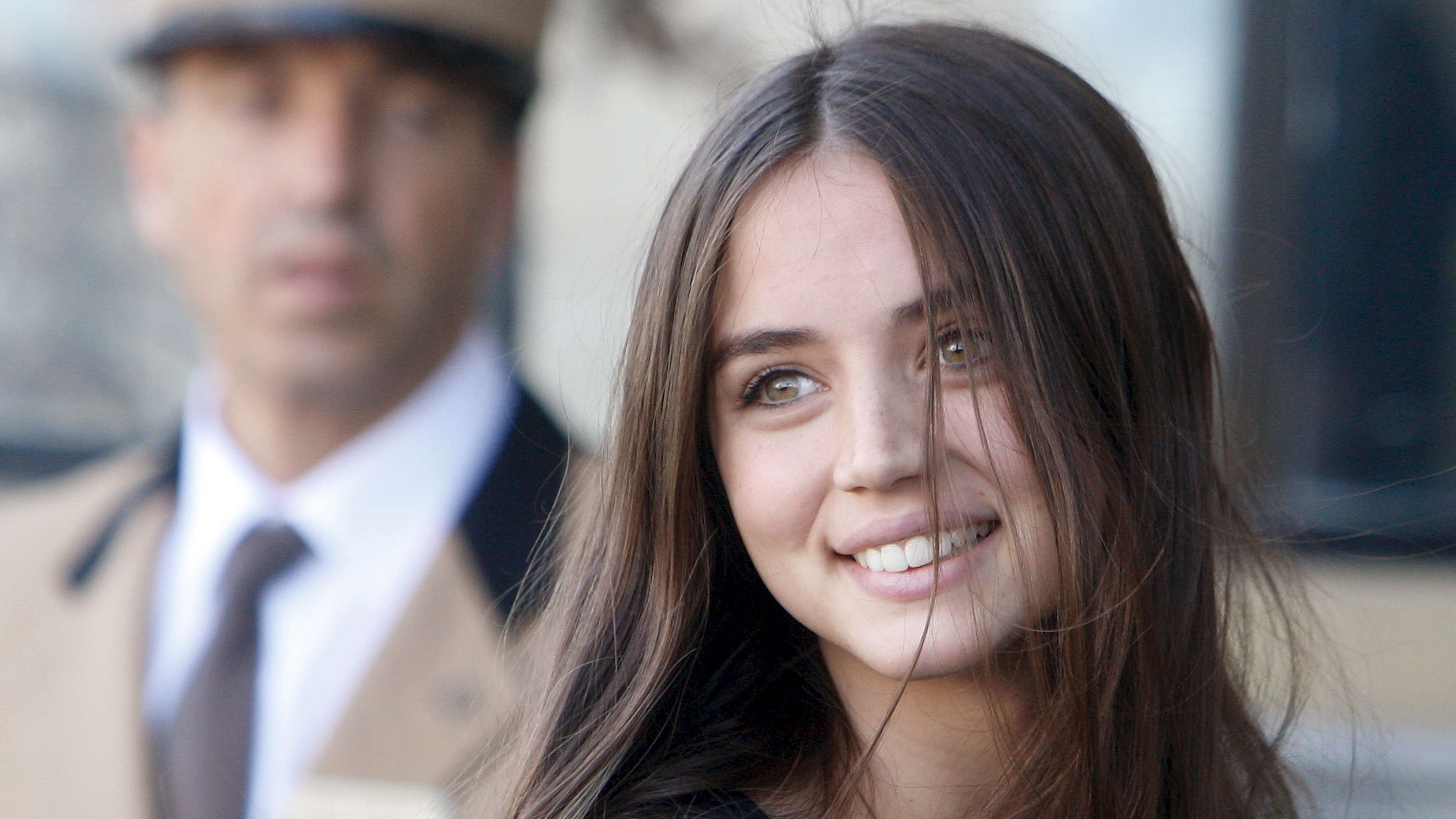 Ana de Armas Cute Face Wallpapers