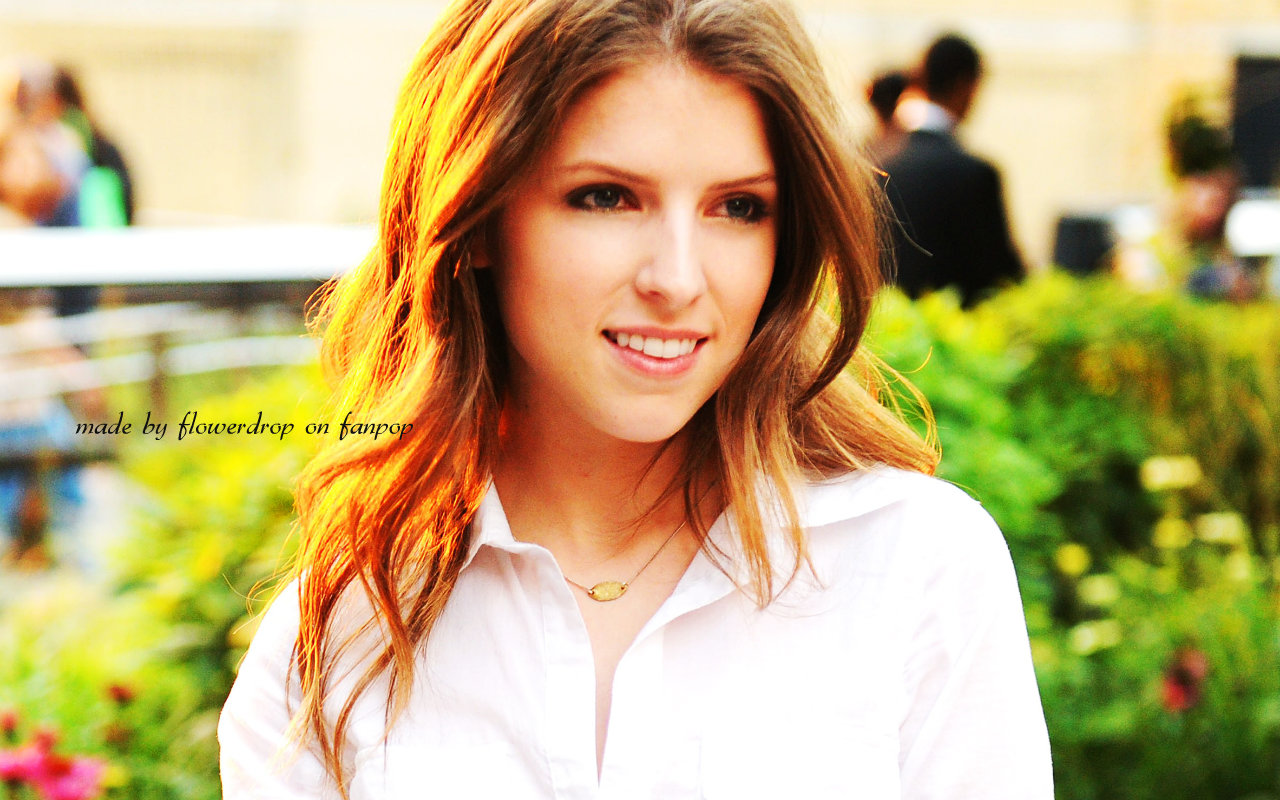 Anna Kendrick Brunette Hair Wallpapers