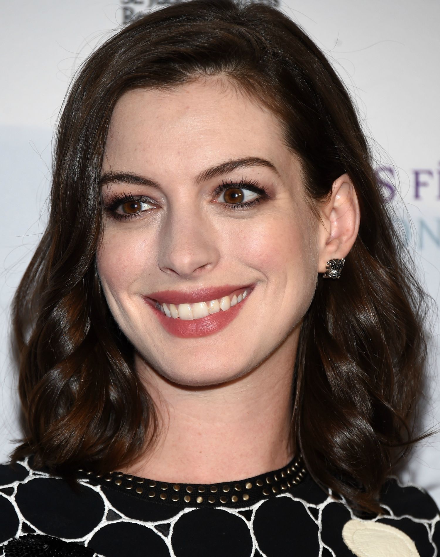 Anne Hathaway Smiling Face Wallpapers