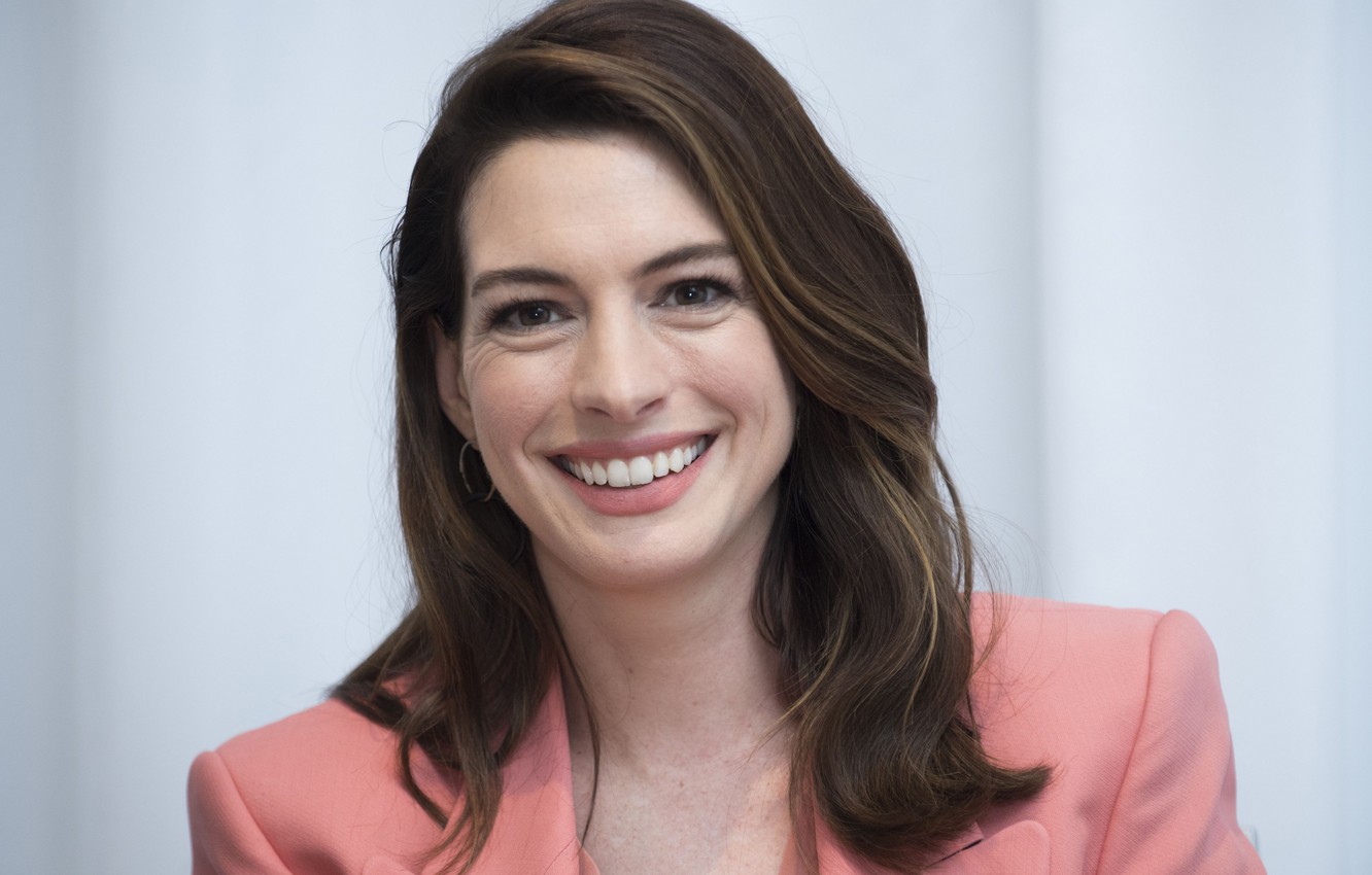 Anne Hathaway Smiling Face Wallpapers