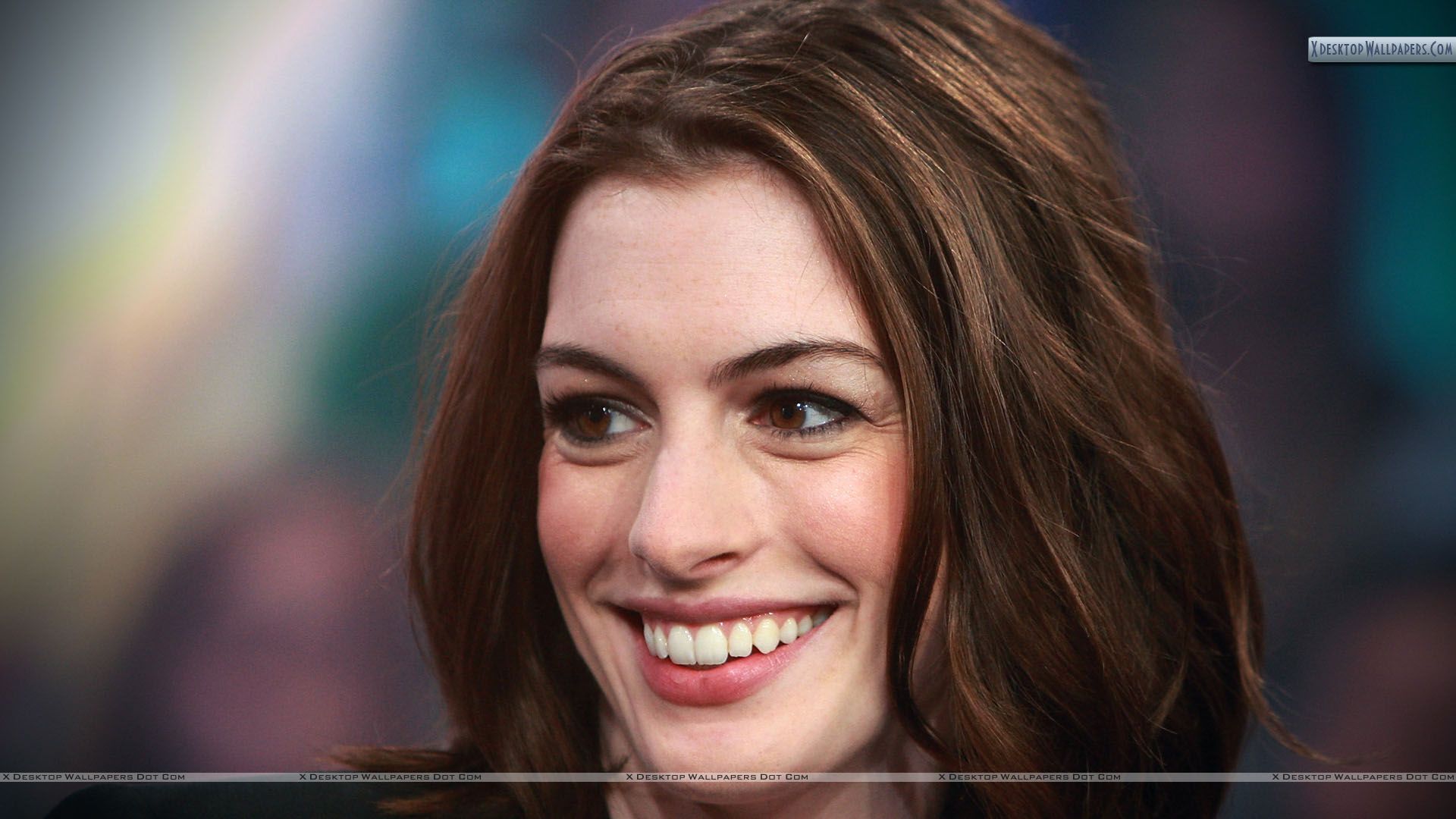 Anne Hathaway Smiling Face Wallpapers